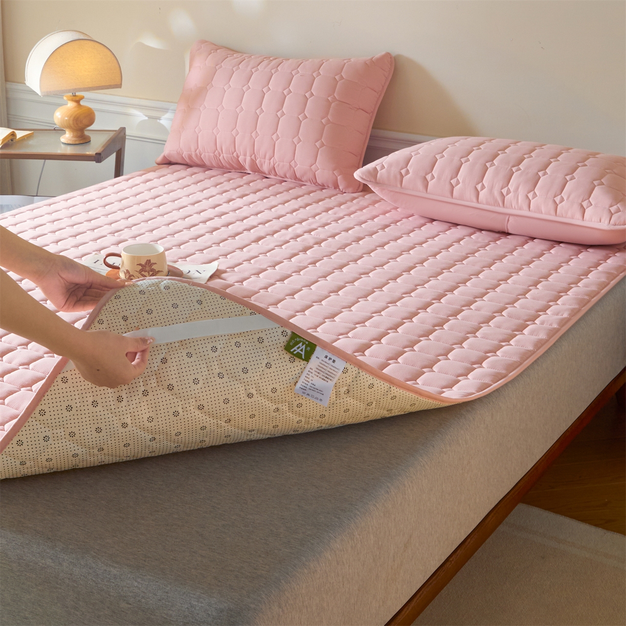 91家纺网 家纺一手货源 找家纺 居眠 2026新款防水防滑夹棉床护垫-星格 星格-粉
