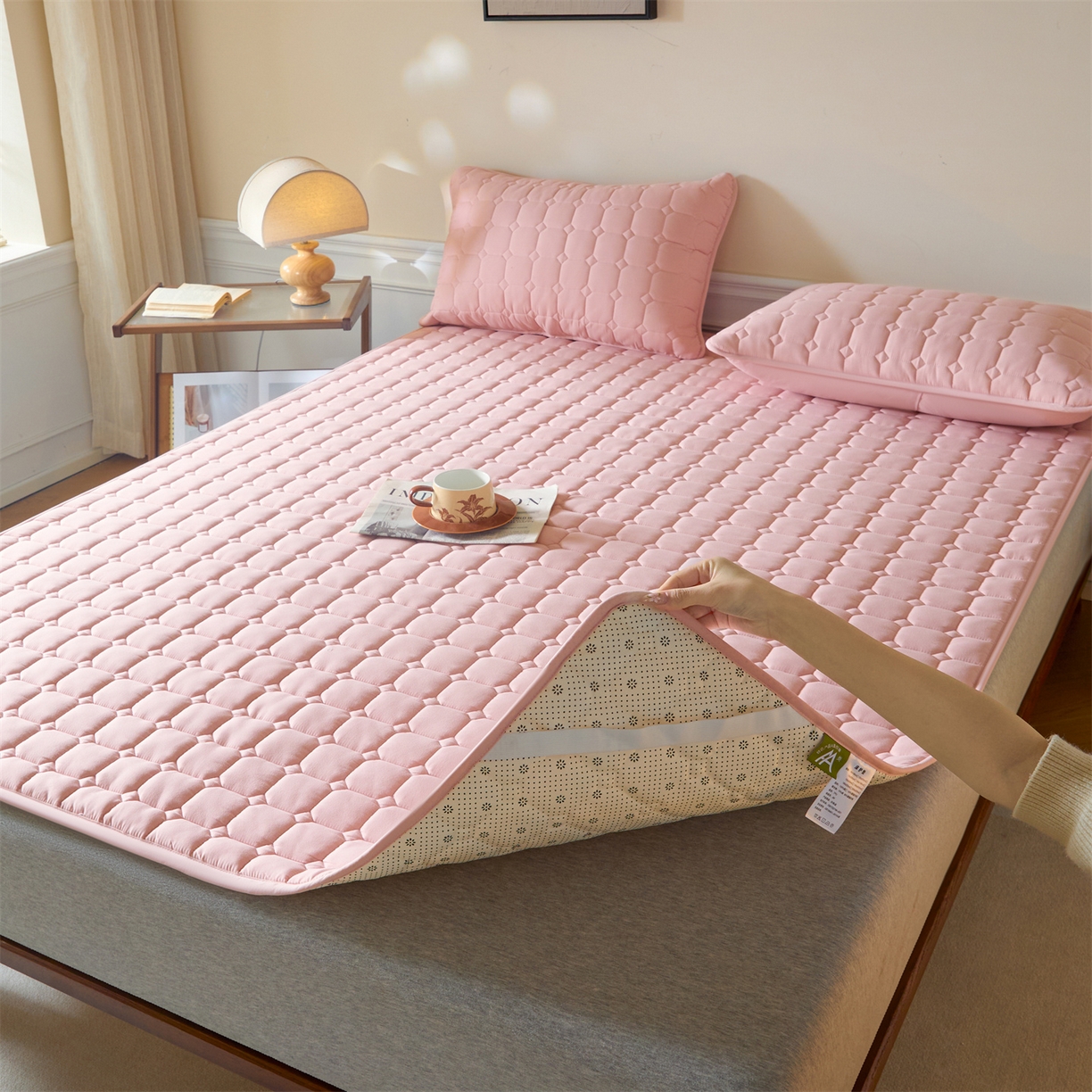 91家纺网 家纺一手货源 找家纺 居眠 2026新款防水防滑夹棉床护垫-星格 星格-粉