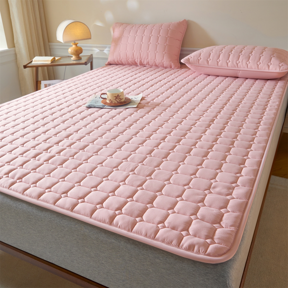 91家纺网 家纺一手货源 找家纺 居眠 2026新款防水防滑夹棉床护垫-星格 星格-粉