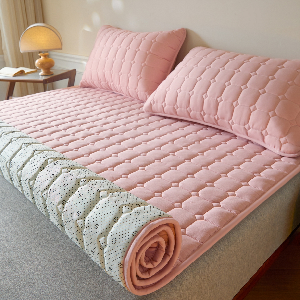 91家纺网 家纺一手货源 找家纺 居眠 2026新款防水防滑夹棉床护垫-星格 星格-粉