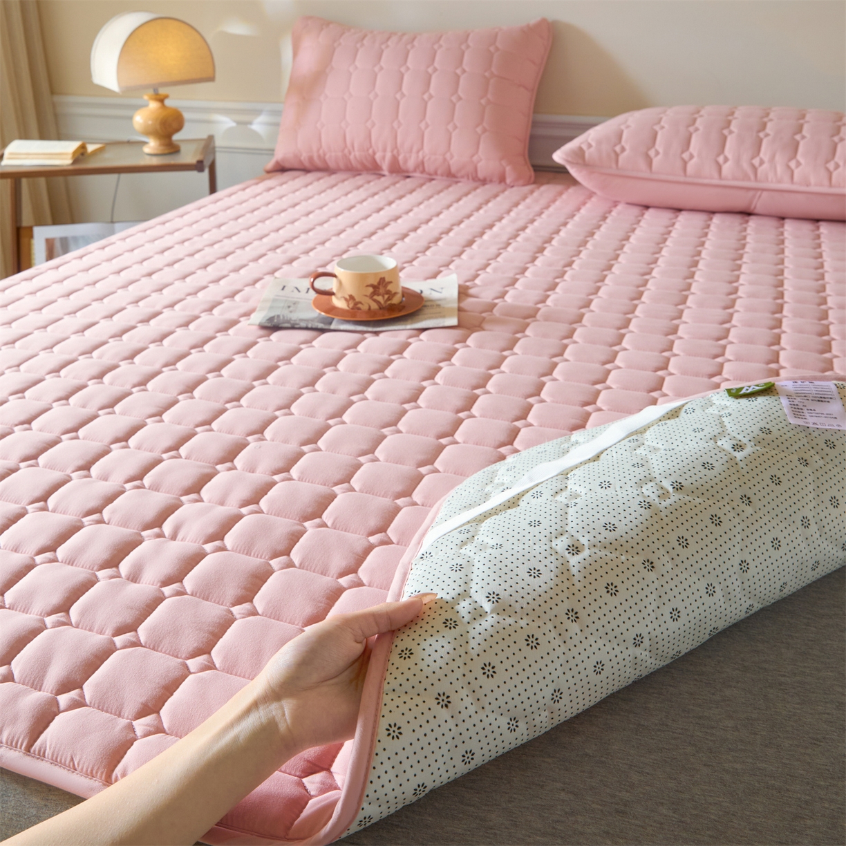 91家纺网 家纺一手货源 找家纺 居眠 2026新款防水防滑夹棉床护垫-星格 星格-粉