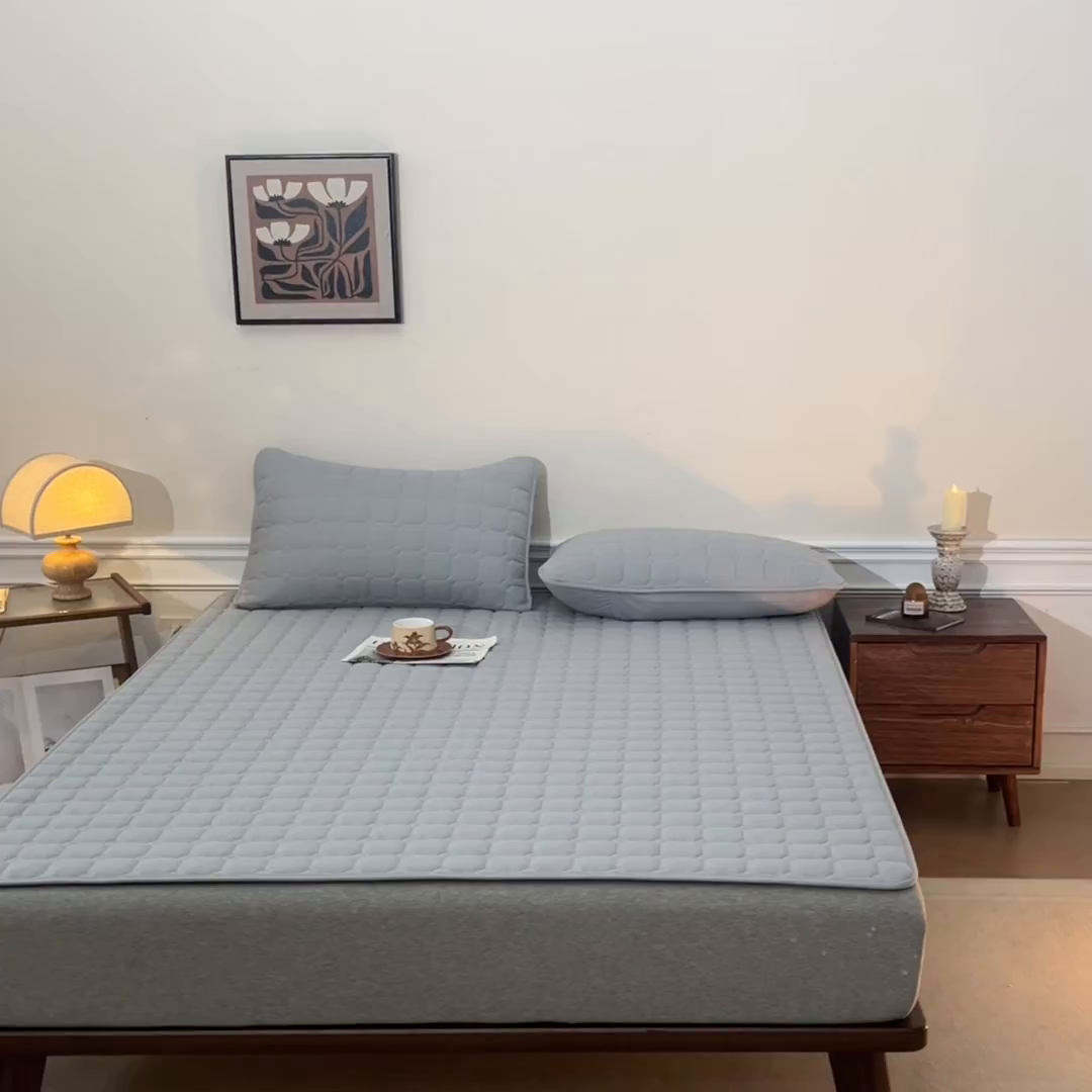 91家纺网 家纺一手货源 找家纺 居眠 2026新款防水防滑夹棉床护垫-星格 星格-灰