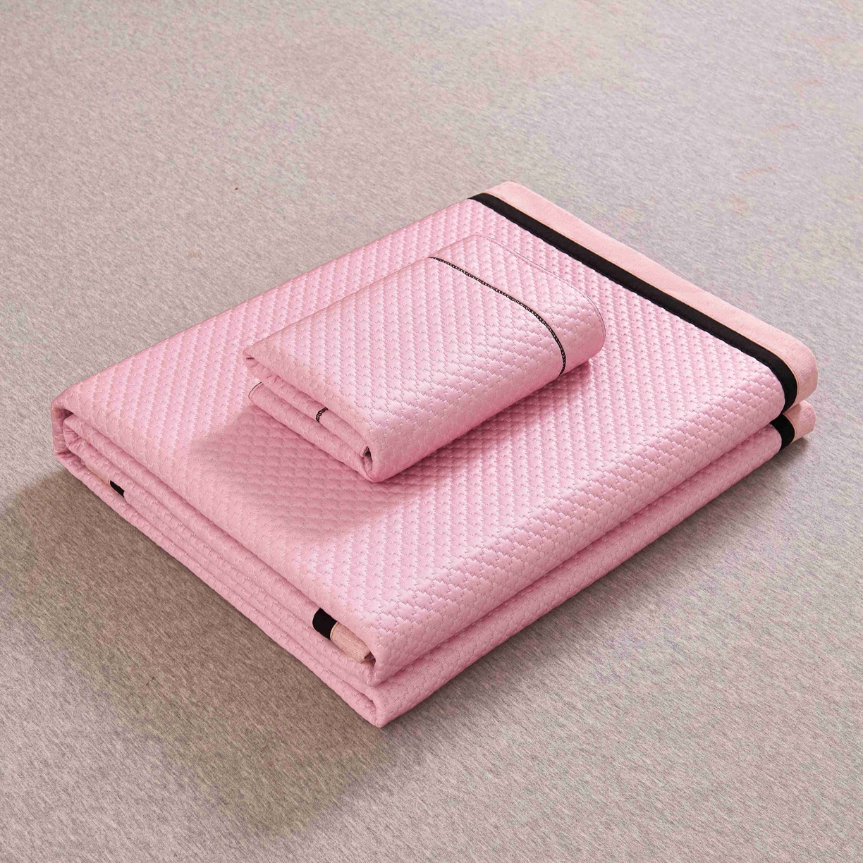 91家纺网 家纺一手货源 找家纺 梵克保罗 2026春夏新款凉感豆豆席极简织带平席款凉席极简贴边款 极简粉