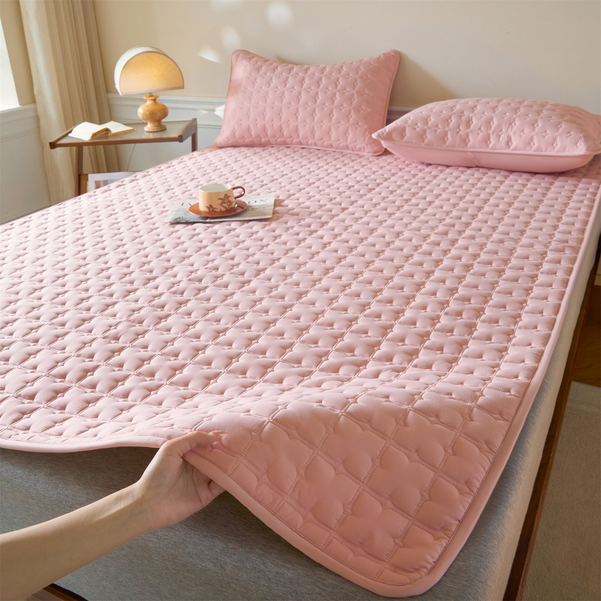 91家纺网 家纺一手货源 找家纺 居眠 2026新款防水防滑夹棉床护垫-花叶 花叶-粉