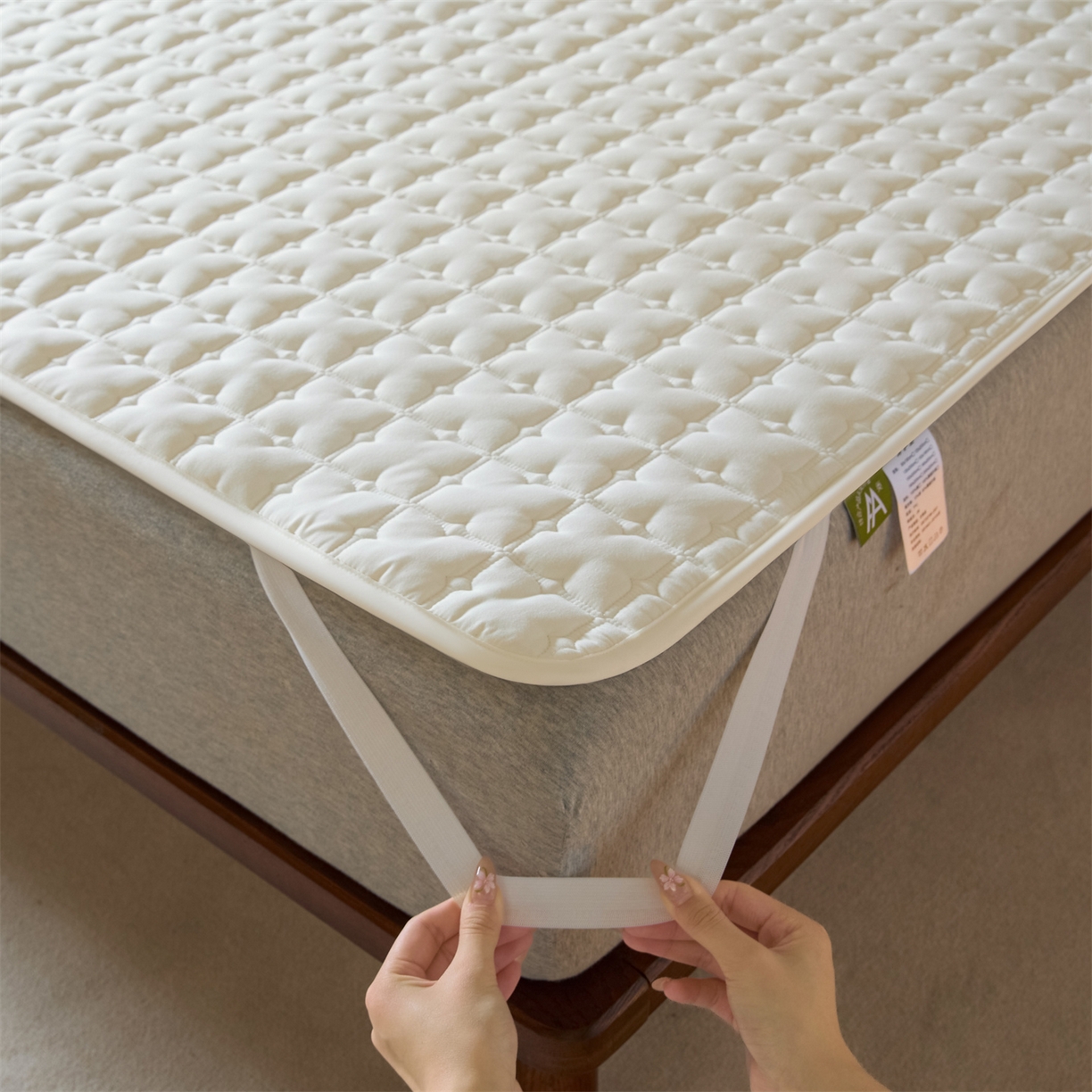 91家纺网 家纺一手货源 找家纺 居眠 2026新款防水防滑夹棉床护垫-花叶 花叶-白