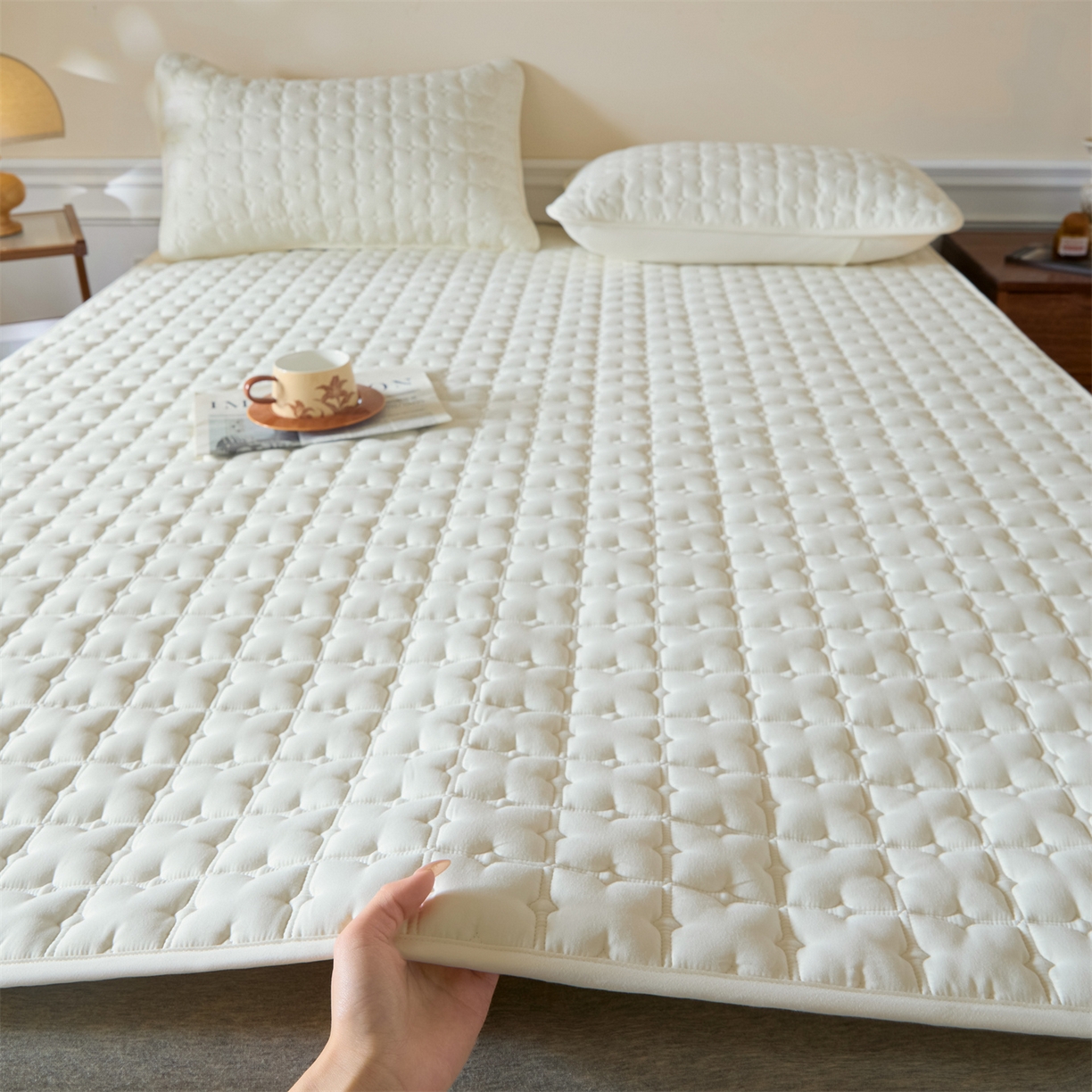 91家纺网 家纺一手货源 找家纺 居眠 2026新款防水防滑夹棉床护垫-花叶 花叶-白