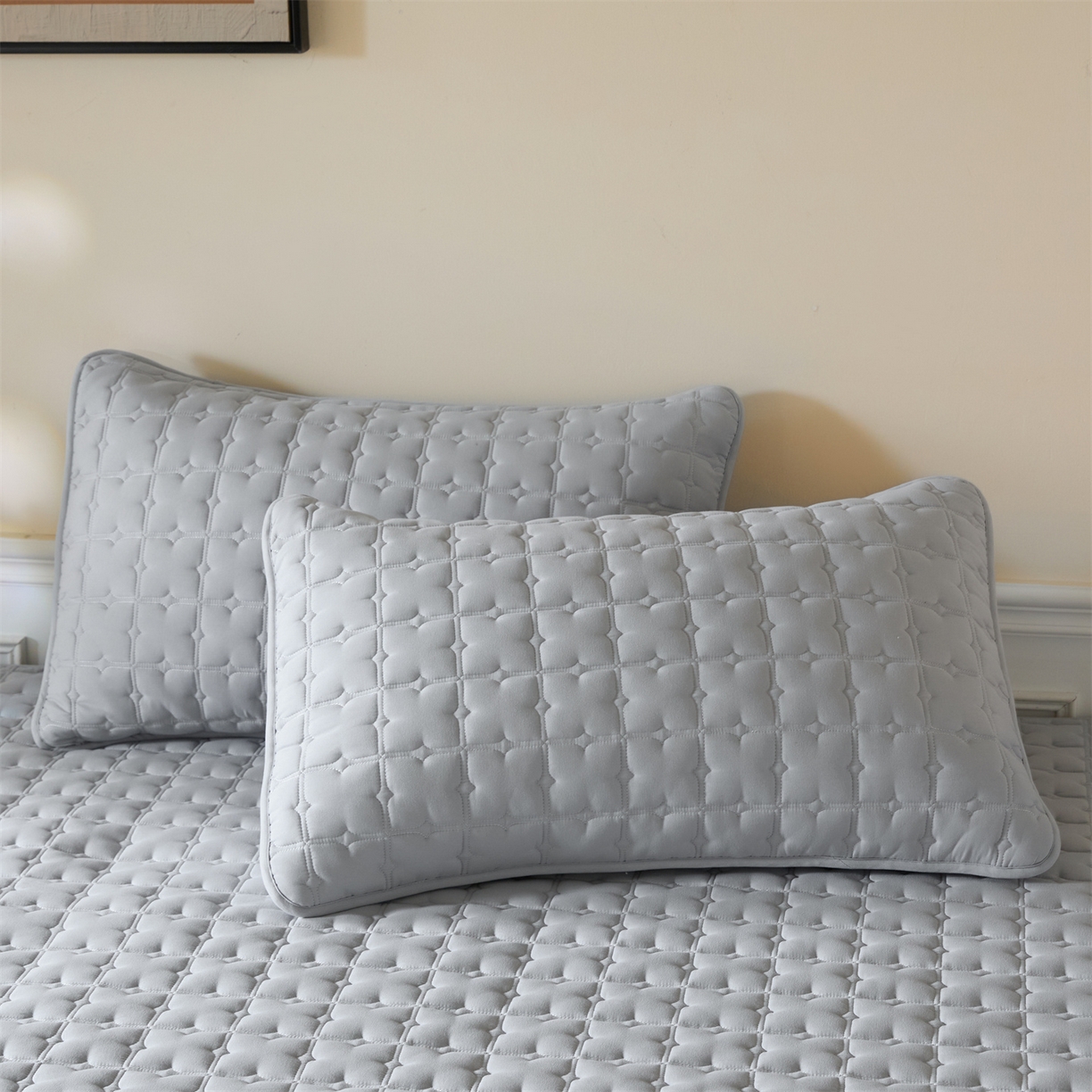 91家纺网 家纺一手货源 找家纺 居眠 2026新款防水防滑夹棉床护垫-花叶 花叶-灰