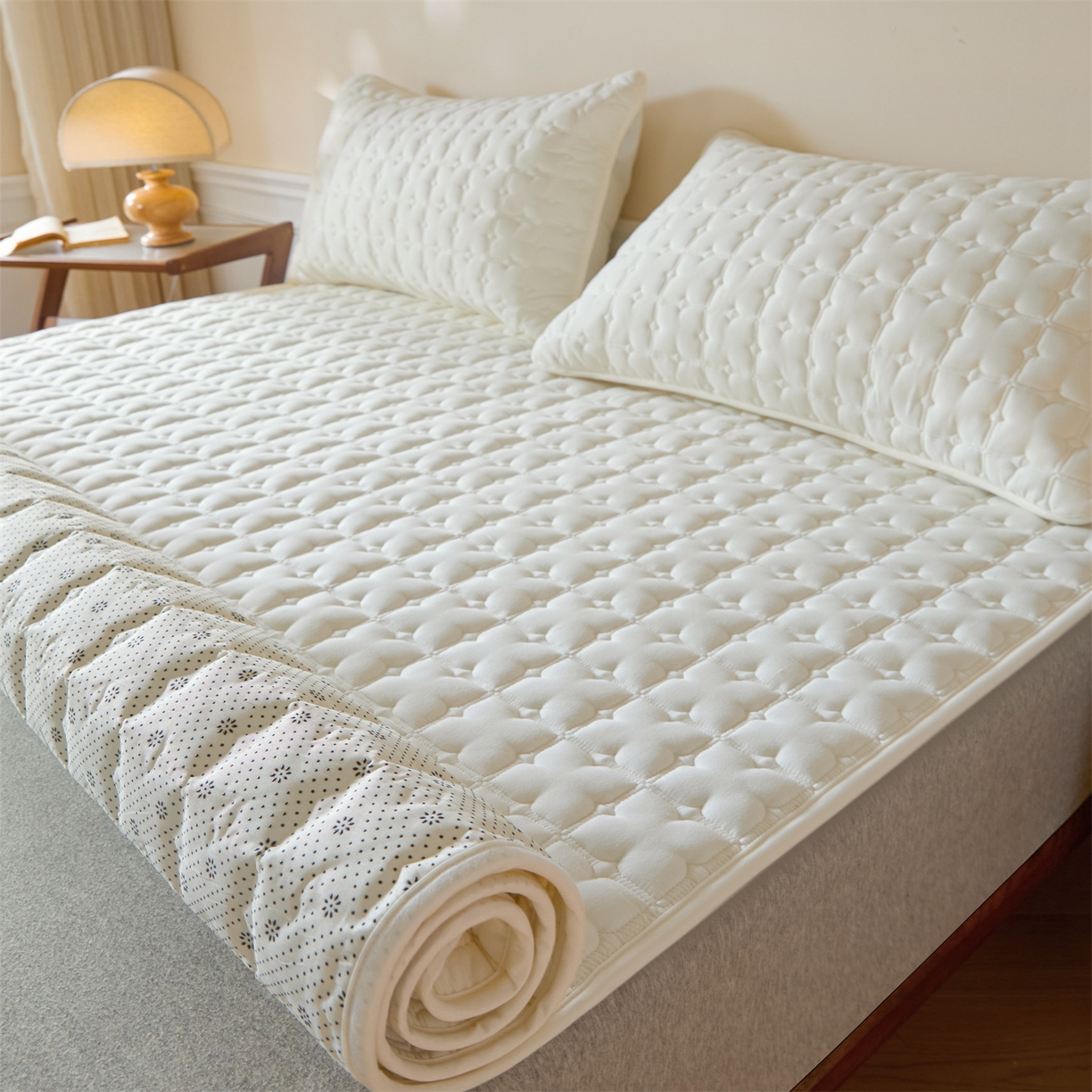 91家纺网 家纺一手货源 找家纺 居眠 2026新款防水防滑夹棉床护垫-花叶 花叶-白