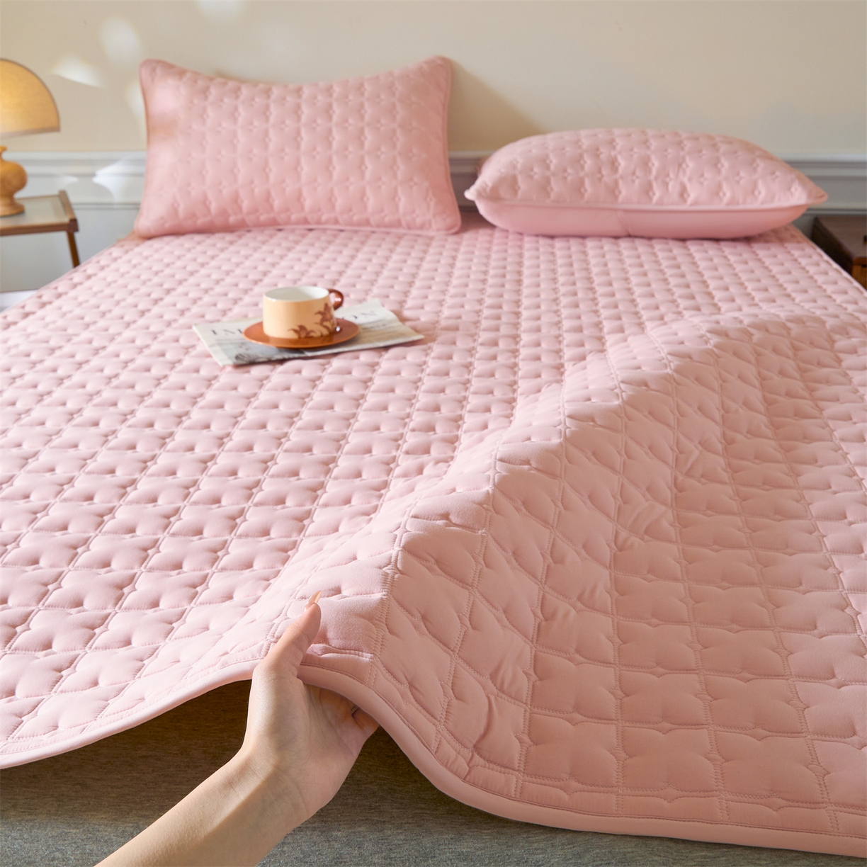 91家纺网 家纺一手货源 找家纺 居眠 2026新款防水防滑夹棉床护垫-花叶 花叶-粉