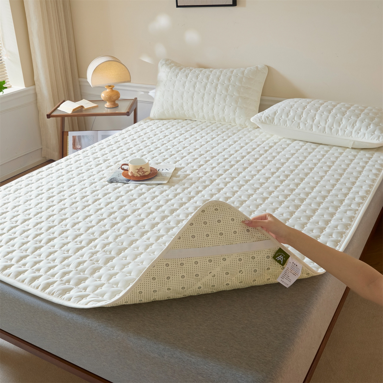 91家纺网 家纺一手货源 找家纺 居眠 2026新款防水防滑夹棉床护垫-花叶 花叶-白