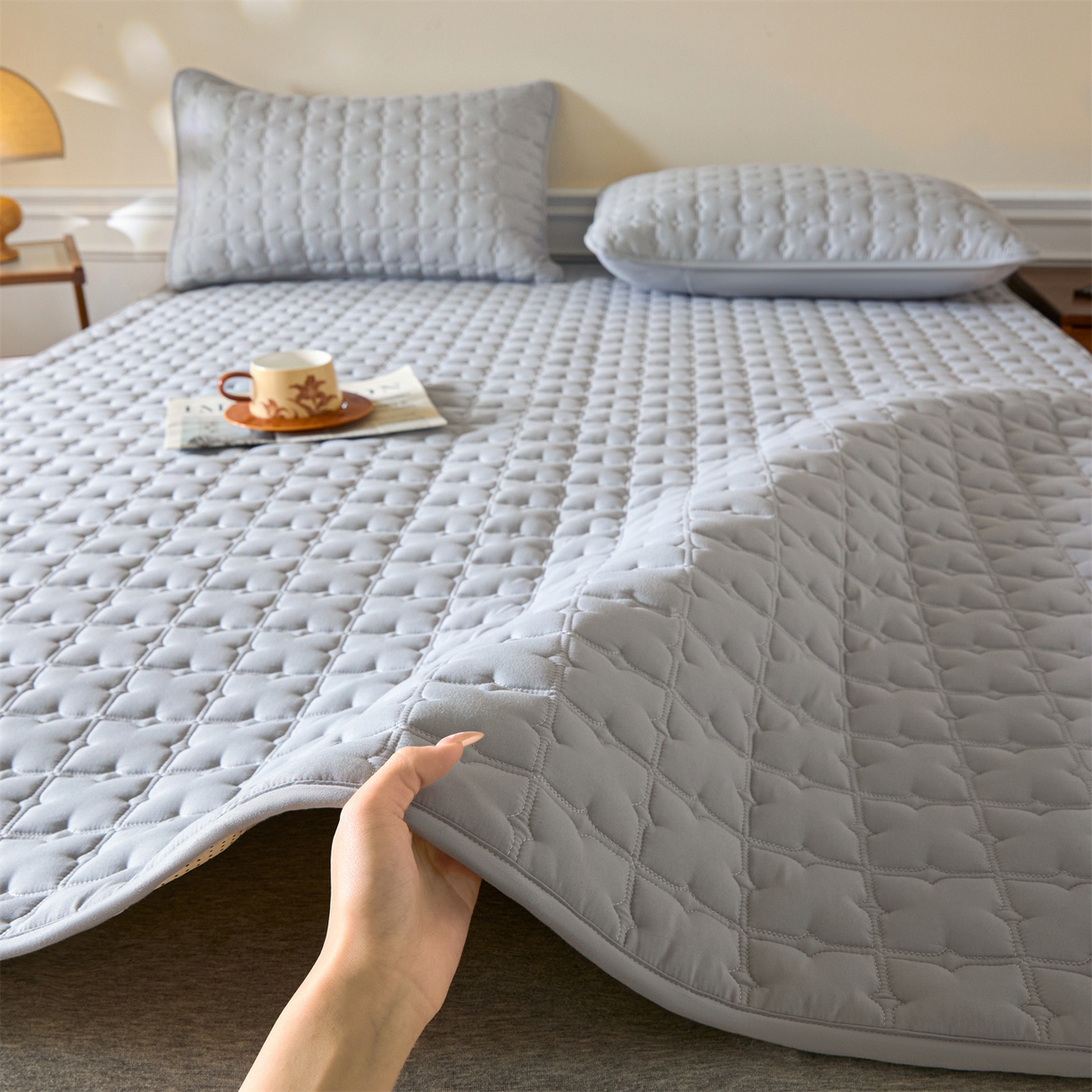 91家纺网 家纺一手货源 找家纺 居眠 2026新款防水防滑夹棉床护垫-花叶 花叶-灰