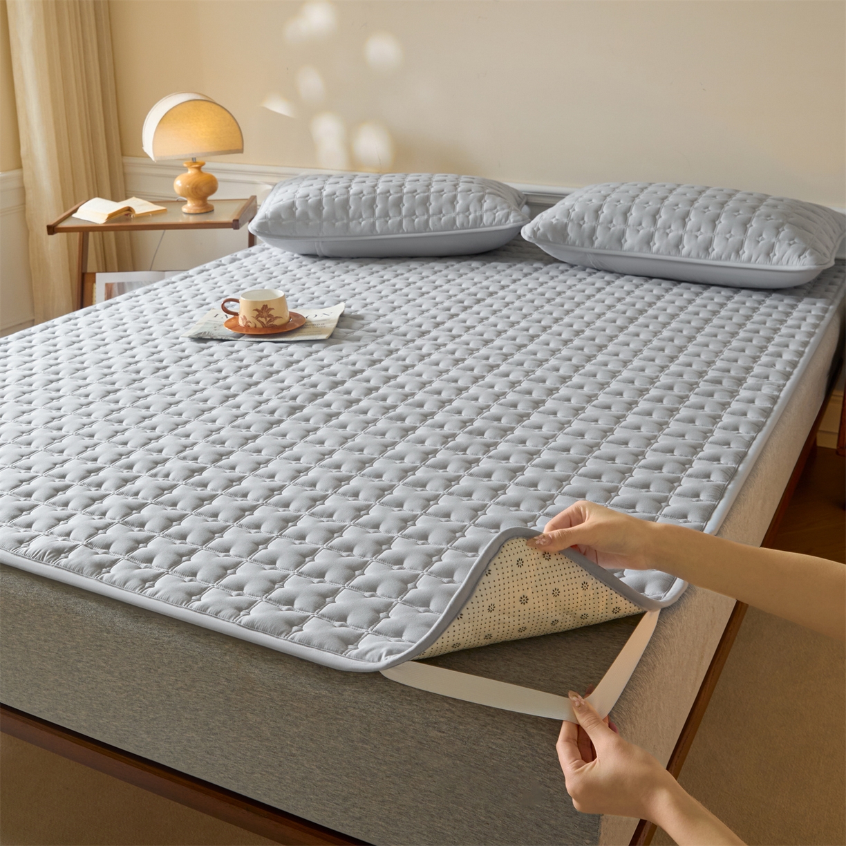 91家纺网 家纺一手货源 找家纺 居眠 2026新款防水防滑夹棉床护垫-花叶 花叶-灰