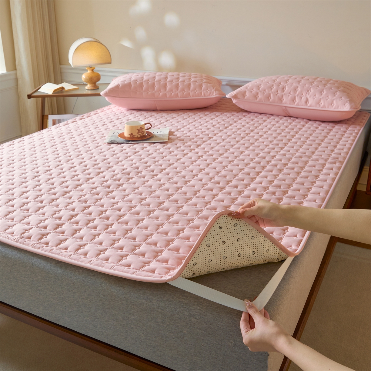 91家纺网 家纺一手货源 找家纺 居眠 2026新款防水防滑夹棉床护垫-花叶 花叶-粉