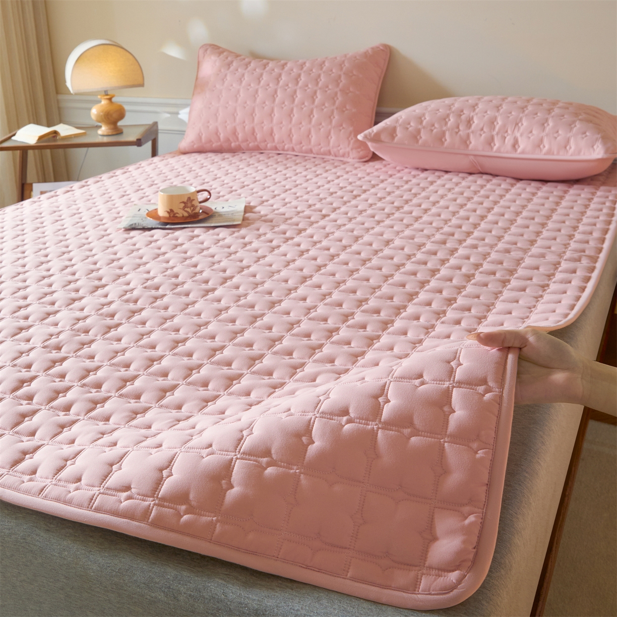 91家纺网 家纺一手货源 找家纺 居眠 2026新款防水防滑夹棉床护垫-花叶 花叶-粉