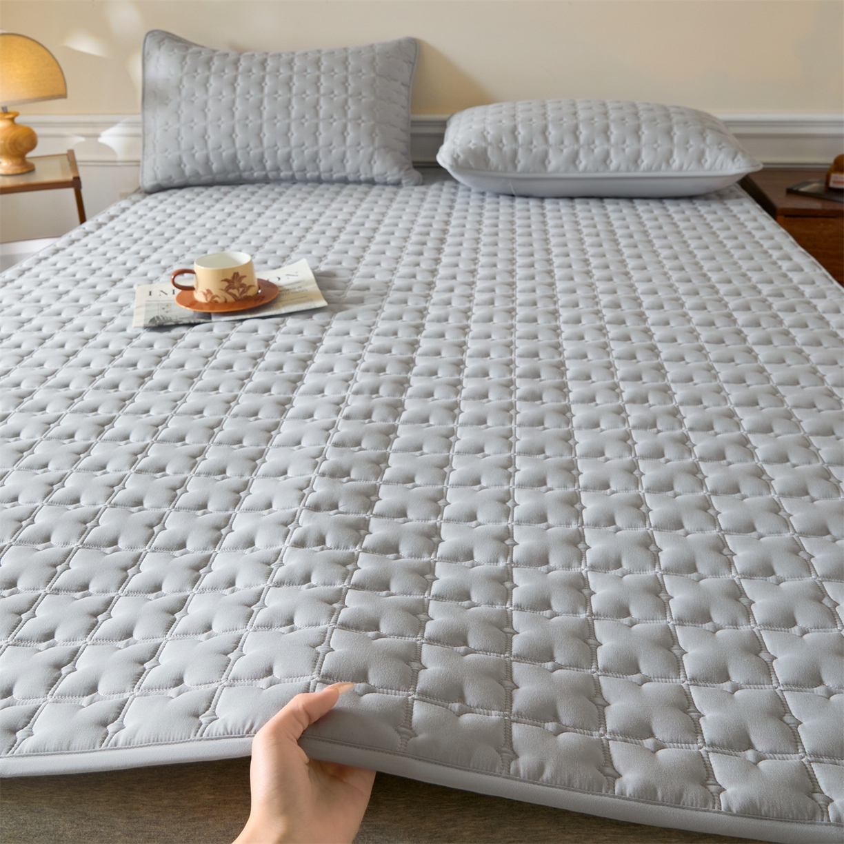 91家纺网 家纺一手货源 找家纺 居眠 2026新款防水防滑夹棉床护垫-花叶 花叶-灰