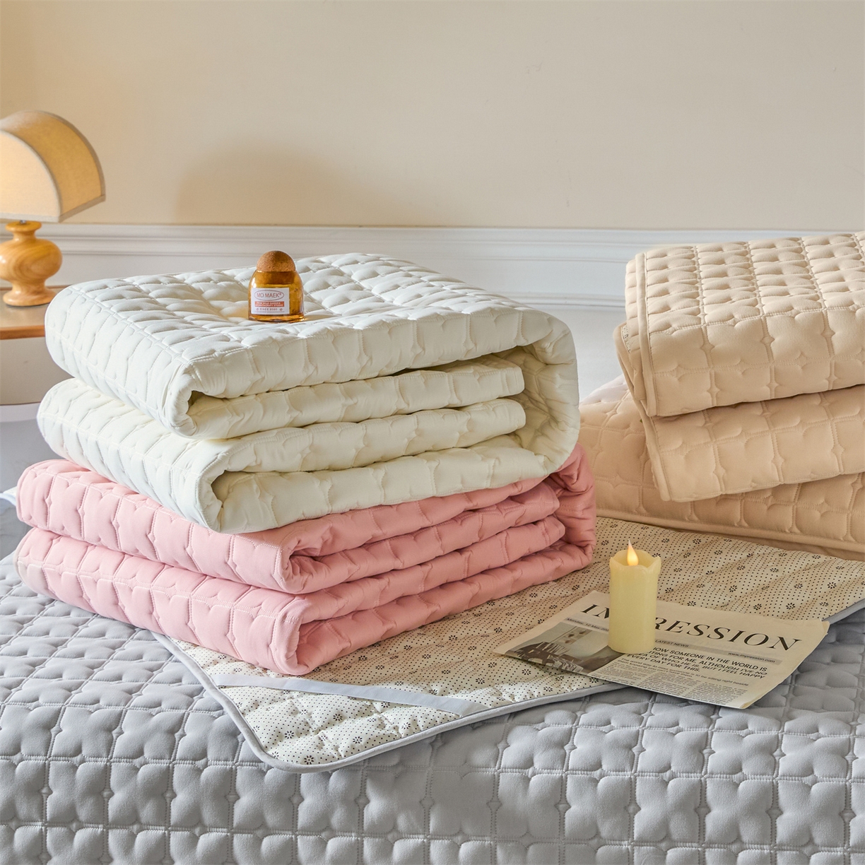 91家纺网 家纺一手货源 找家纺 居眠 2026新款防水防滑夹棉床护垫-花叶 叠拍