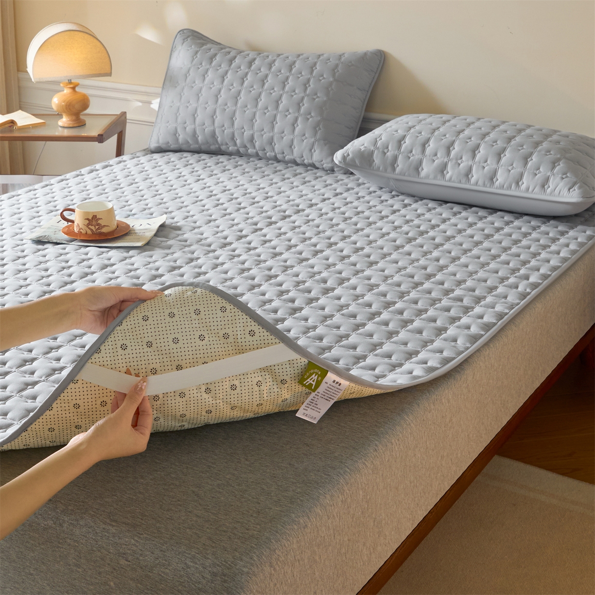 91家纺网 家纺一手货源 找家纺 居眠 2026新款防水防滑夹棉床护垫-花叶 花叶-灰