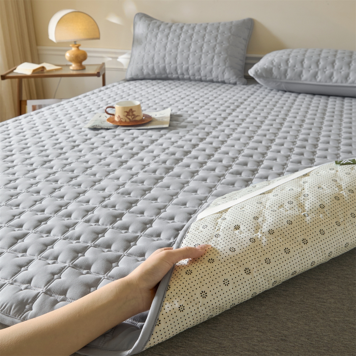 91家纺网 家纺一手货源 找家纺 居眠 2026新款防水防滑夹棉床护垫-花叶 花叶-灰