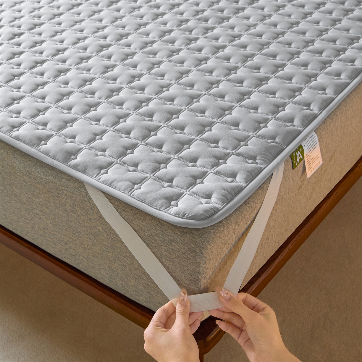 91家纺网 家纺一手货源 找家纺 居眠 2026新款防水防滑夹棉床护垫-花叶 花叶-灰