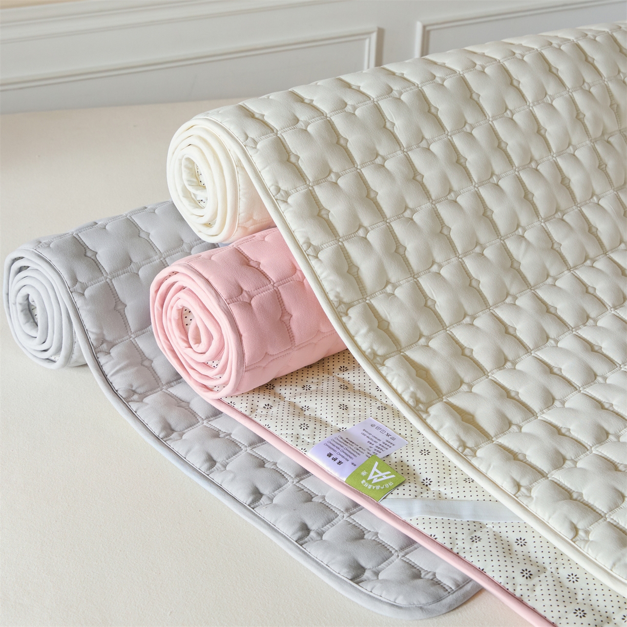 91家纺网 家纺一手货源 找家纺 居眠 2026新款防水防滑夹棉床护垫-花叶 叠拍