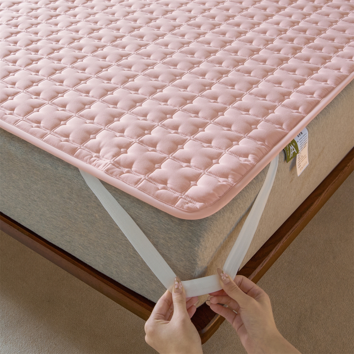 91家纺网 家纺一手货源 找家纺 居眠 2026新款防水防滑夹棉床护垫-花叶 花叶-粉