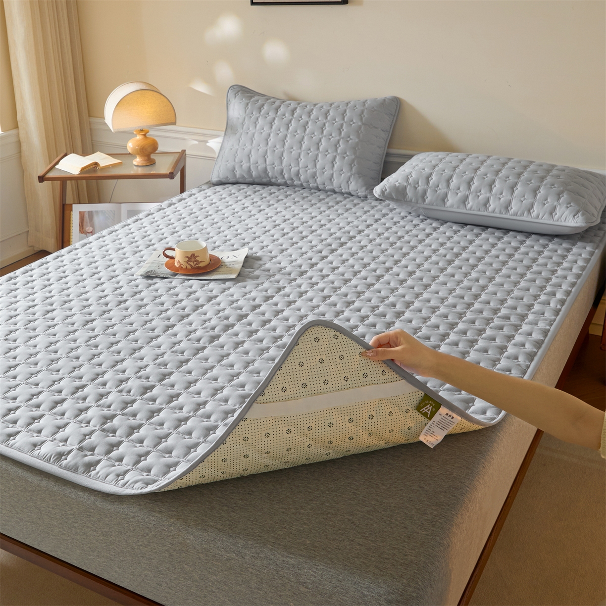 91家纺网 家纺一手货源 找家纺 居眠 2026新款防水防滑夹棉床护垫-花叶 花叶-灰