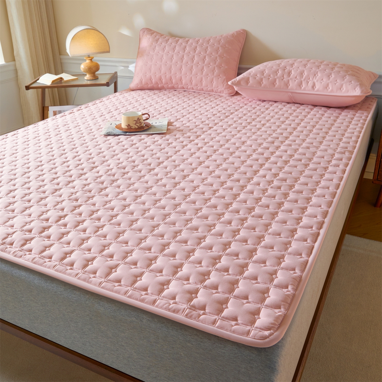 91家纺网 家纺一手货源 找家纺 居眠 2026新款防水防滑夹棉床护垫-花叶 花叶-粉