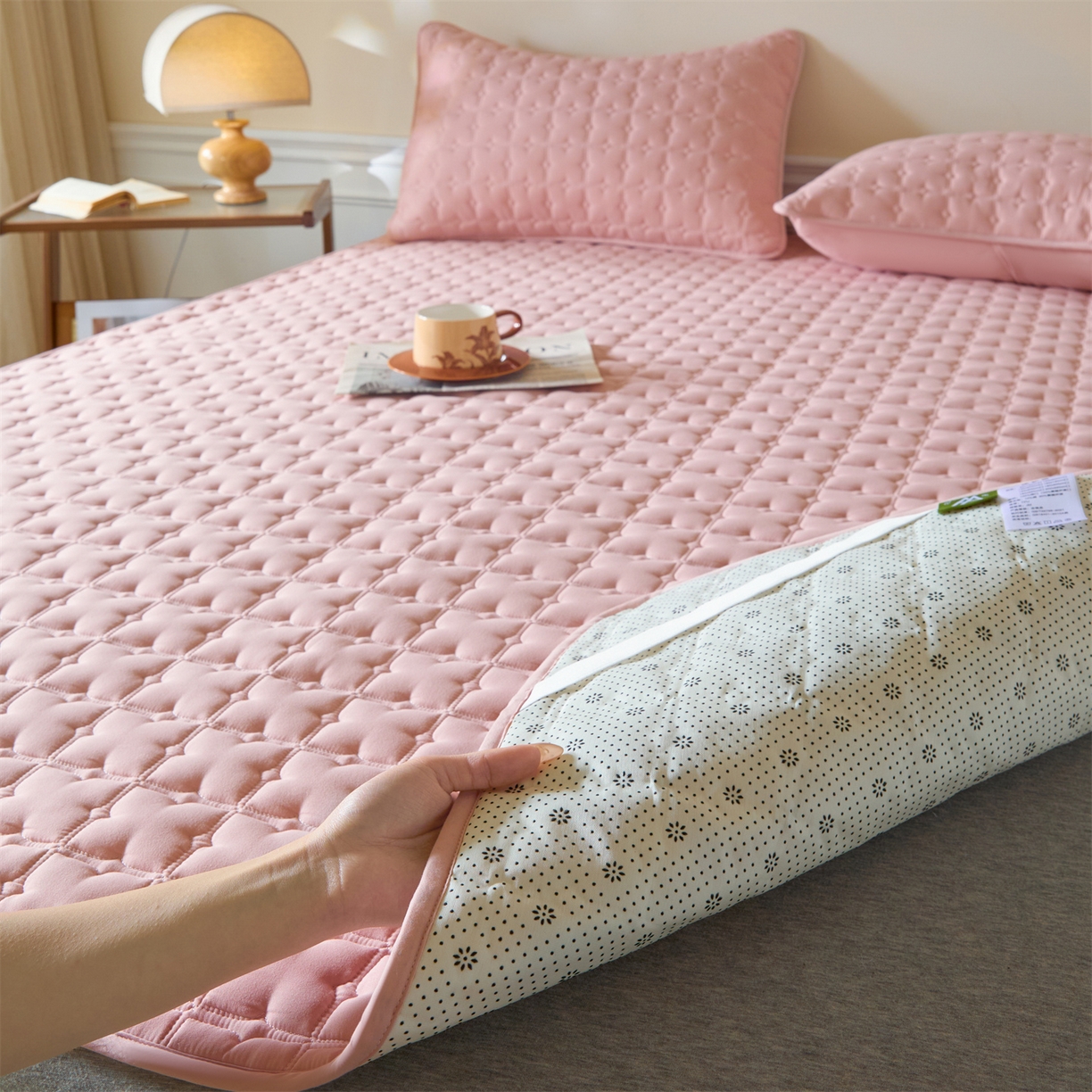 91家纺网 家纺一手货源 找家纺 居眠 2026新款防水防滑夹棉床护垫-花叶 花叶-粉