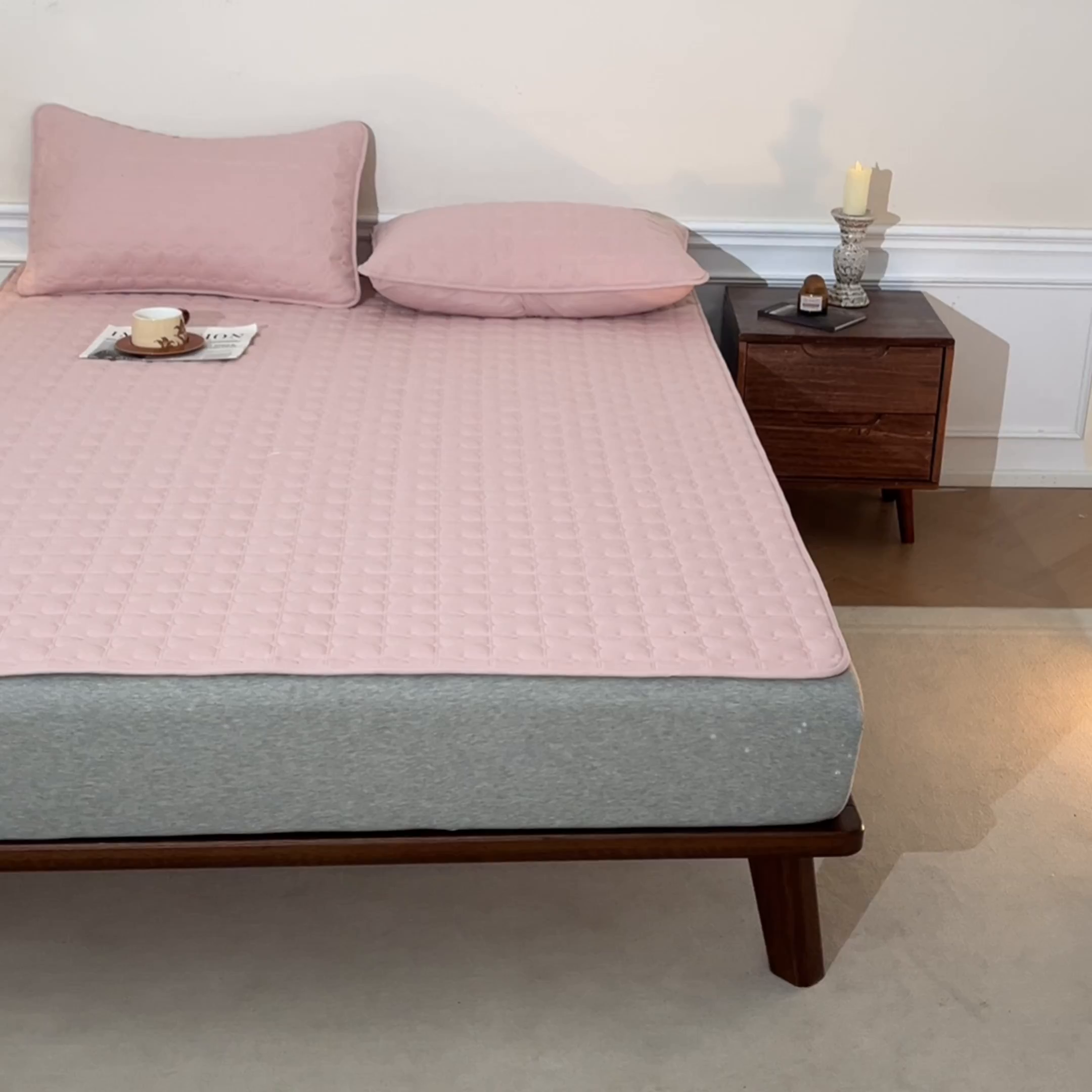 91家纺网 家纺一手货源 找家纺 居眠 2026新款防水防滑夹棉床护垫-花叶 花叶-粉