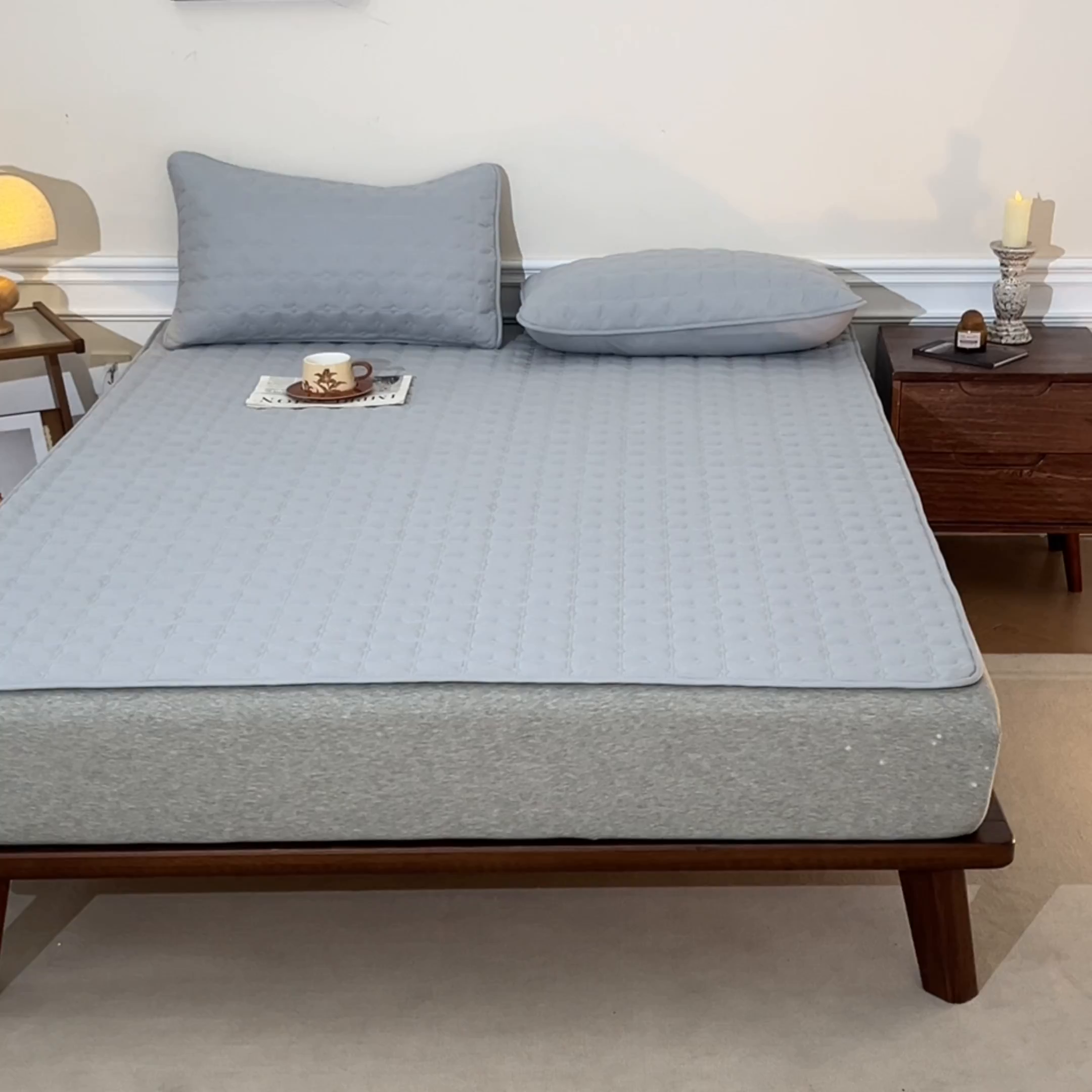 91家纺网 家纺一手货源 找家纺 居眠 2026新款防水防滑夹棉床护垫-花叶 花叶-灰