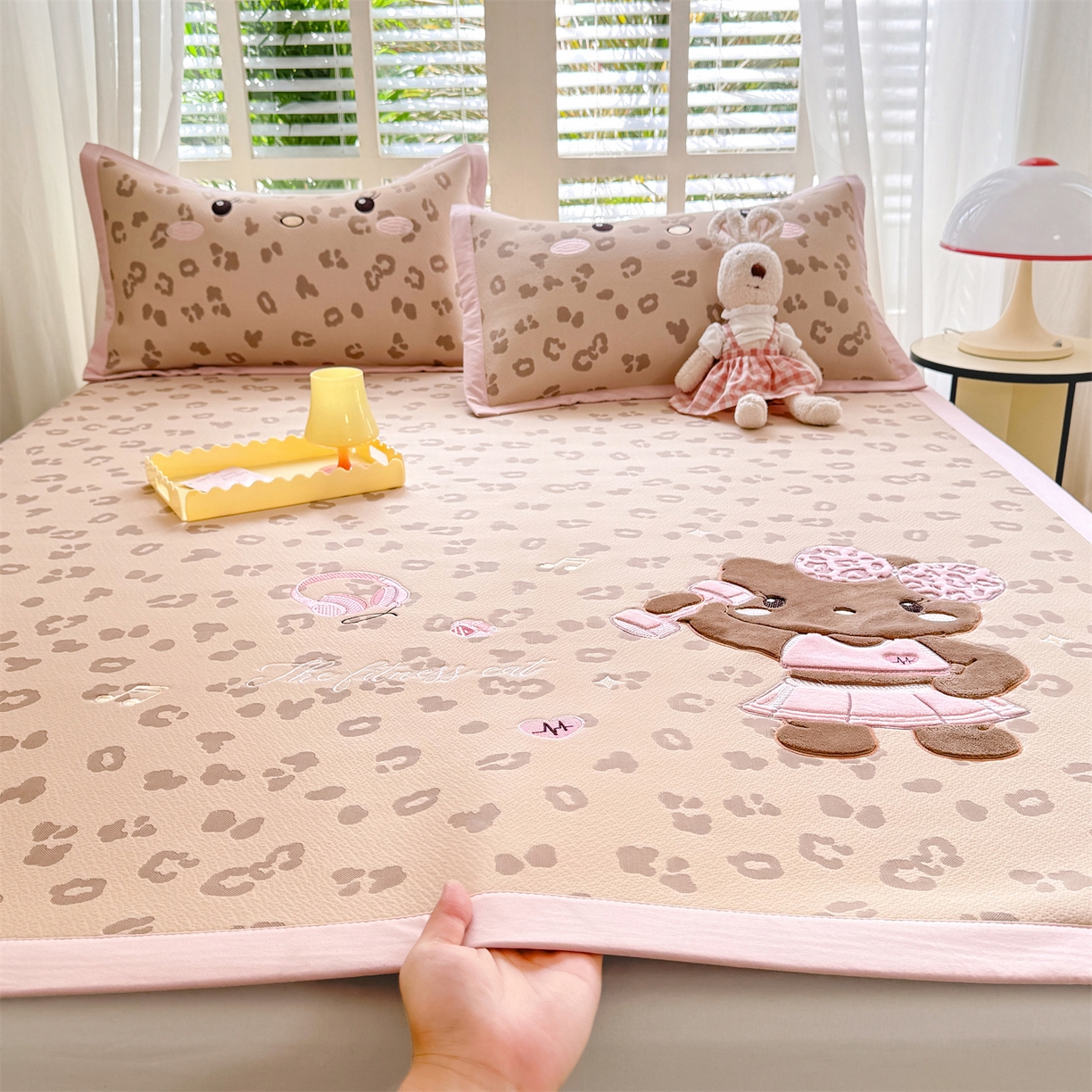 91家纺网 家纺一手货源 找家纺 （总）优贝家纺 2026新款高克重PE聚乙中分子复合凉感软席贴布绣三件套凉席