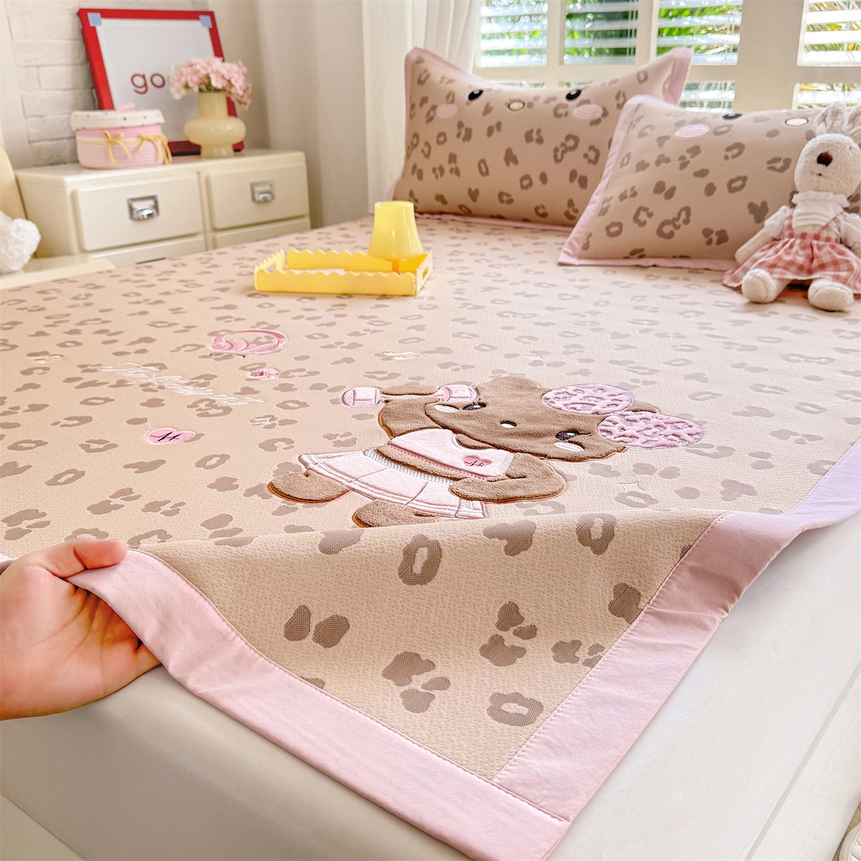 91家纺网 家纺一手货源 找家纺 （总）优贝家纺 2026新款高克重PE聚乙中分子复合凉感软席贴布绣三件套凉席