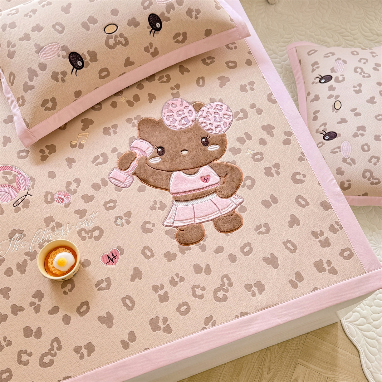 91家纺网 家纺一手货源 找家纺 （总）优贝家纺 2026新款高克重PE聚乙中分子复合凉感软席贴布绣三件套凉席