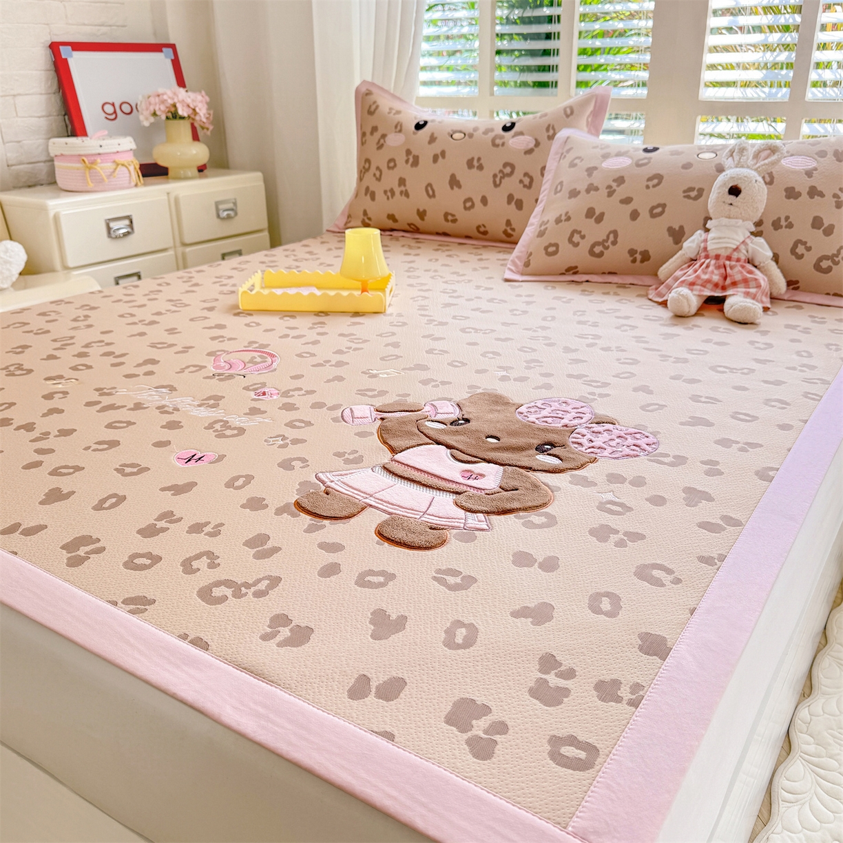 91家纺网 家纺一手货源 找家纺 （总）优贝家纺 2026新款高克重PE聚乙中分子复合凉感软席贴布绣三件套凉席