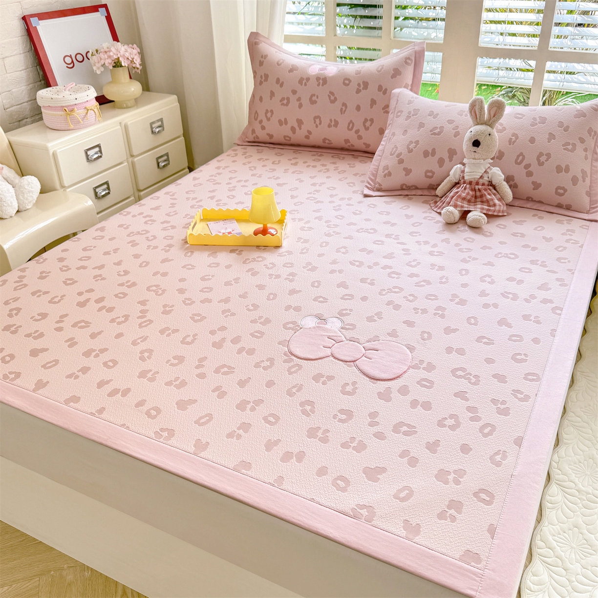 91家纺网 家纺一手货源 找家纺 优贝家纺 2026新款高克重PE聚乙中分子复合凉感软席贴布绣三件套凉席 豹纹蝴蝶