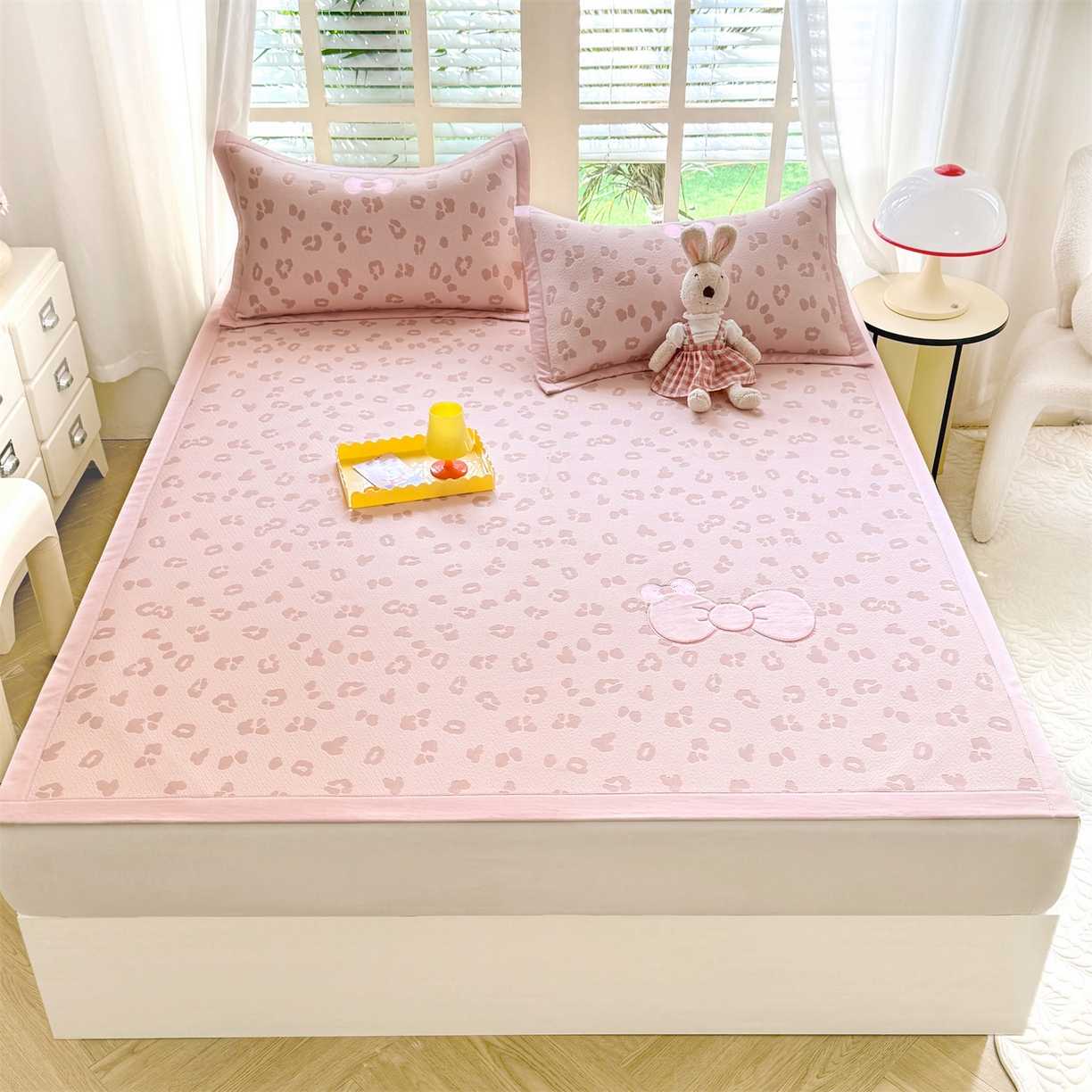 91家纺网 家纺一手货源 找家纺 优贝家纺 2026新款高克重PE聚乙中分子复合凉感软席贴布绣三件套凉席 豹纹蝴蝶