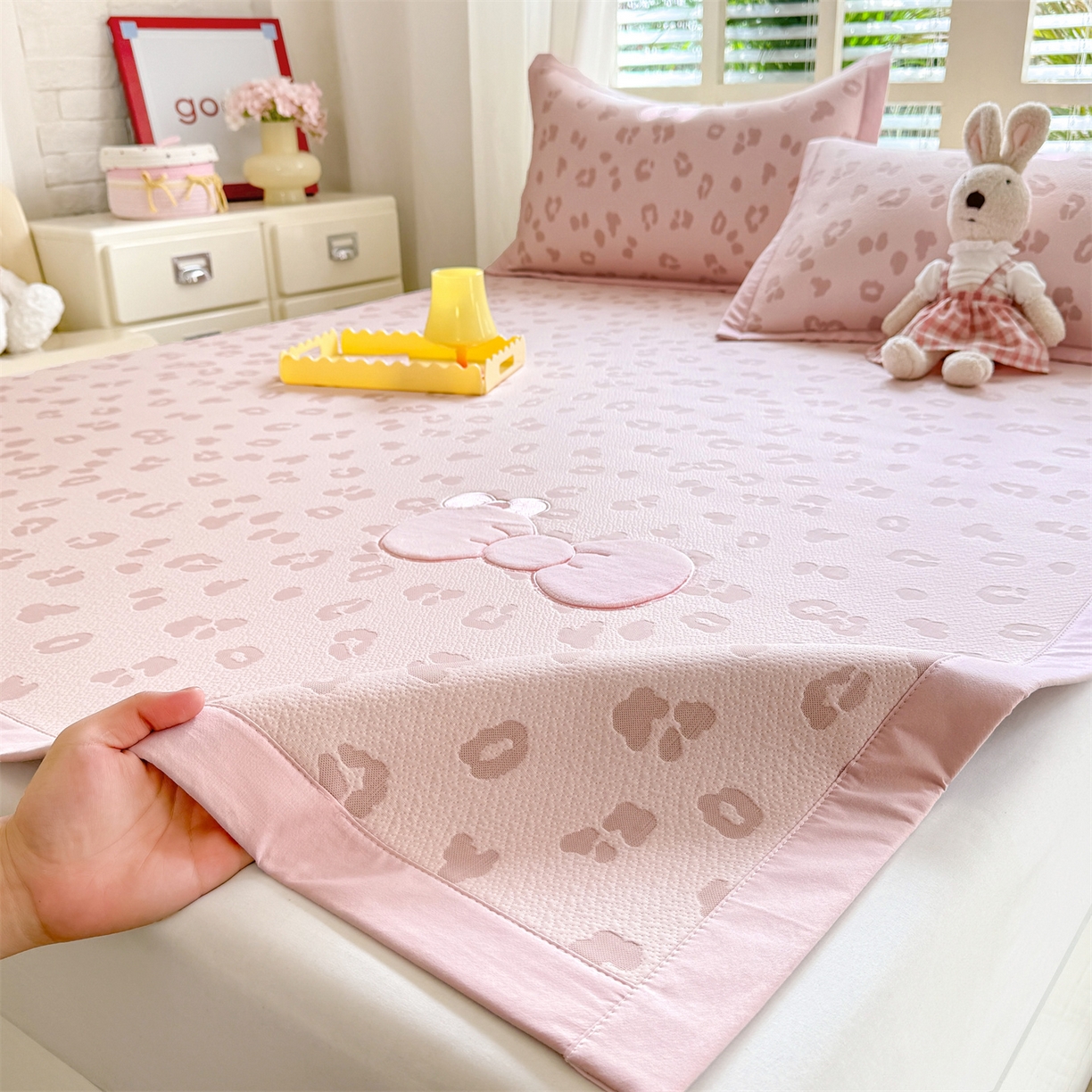 91家纺网 家纺一手货源 找家纺 优贝家纺 2026新款高克重PE聚乙中分子复合凉感软席贴布绣三件套凉席 豹纹蝴蝶