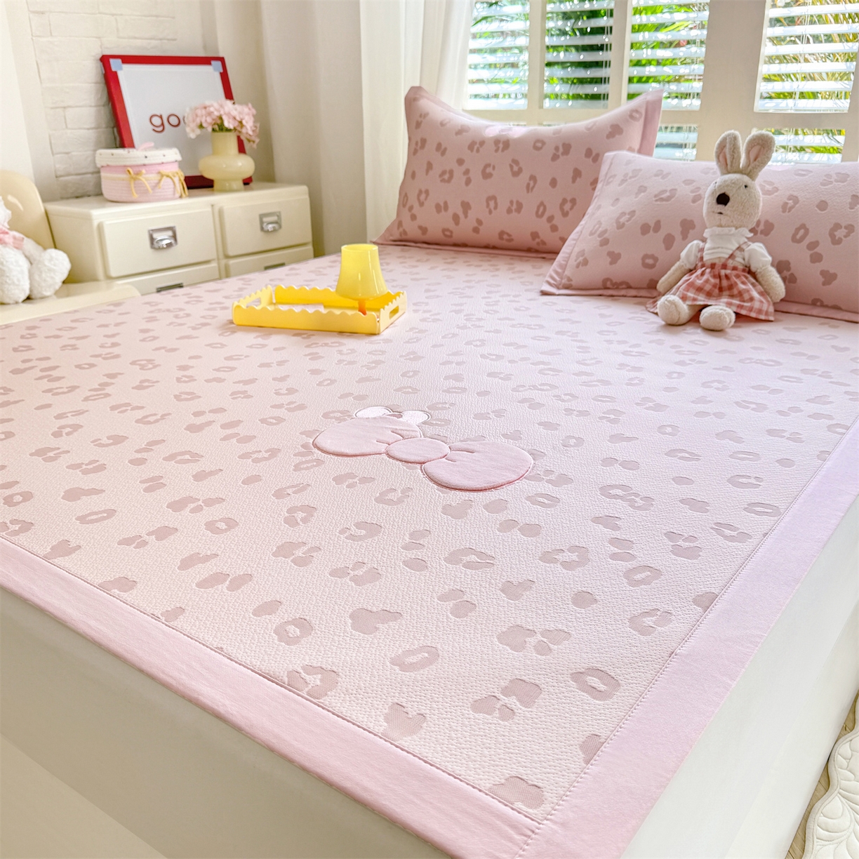 91家纺网 家纺一手货源 找家纺 优贝家纺 2026新款高克重PE聚乙中分子复合凉感软席贴布绣三件套凉席 豹纹蝴蝶