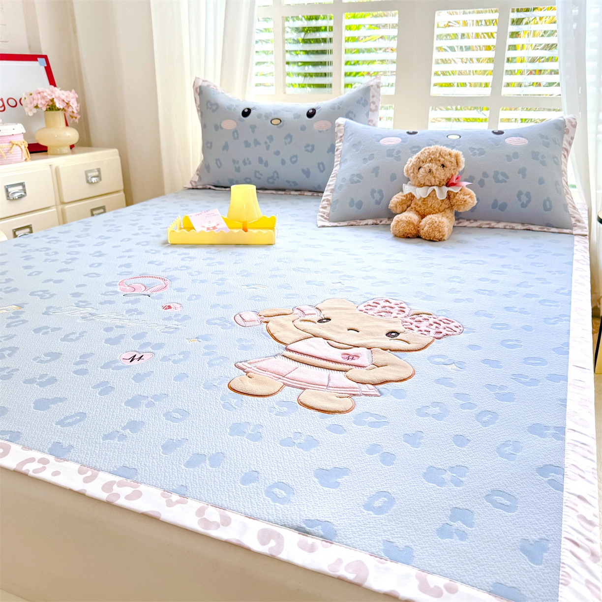 91家纺网 家纺一手货源 找家纺 优贝家纺 2026新款高克重PE聚乙中分子复合凉感软席贴布绣三件套凉席 健身猫-蓝