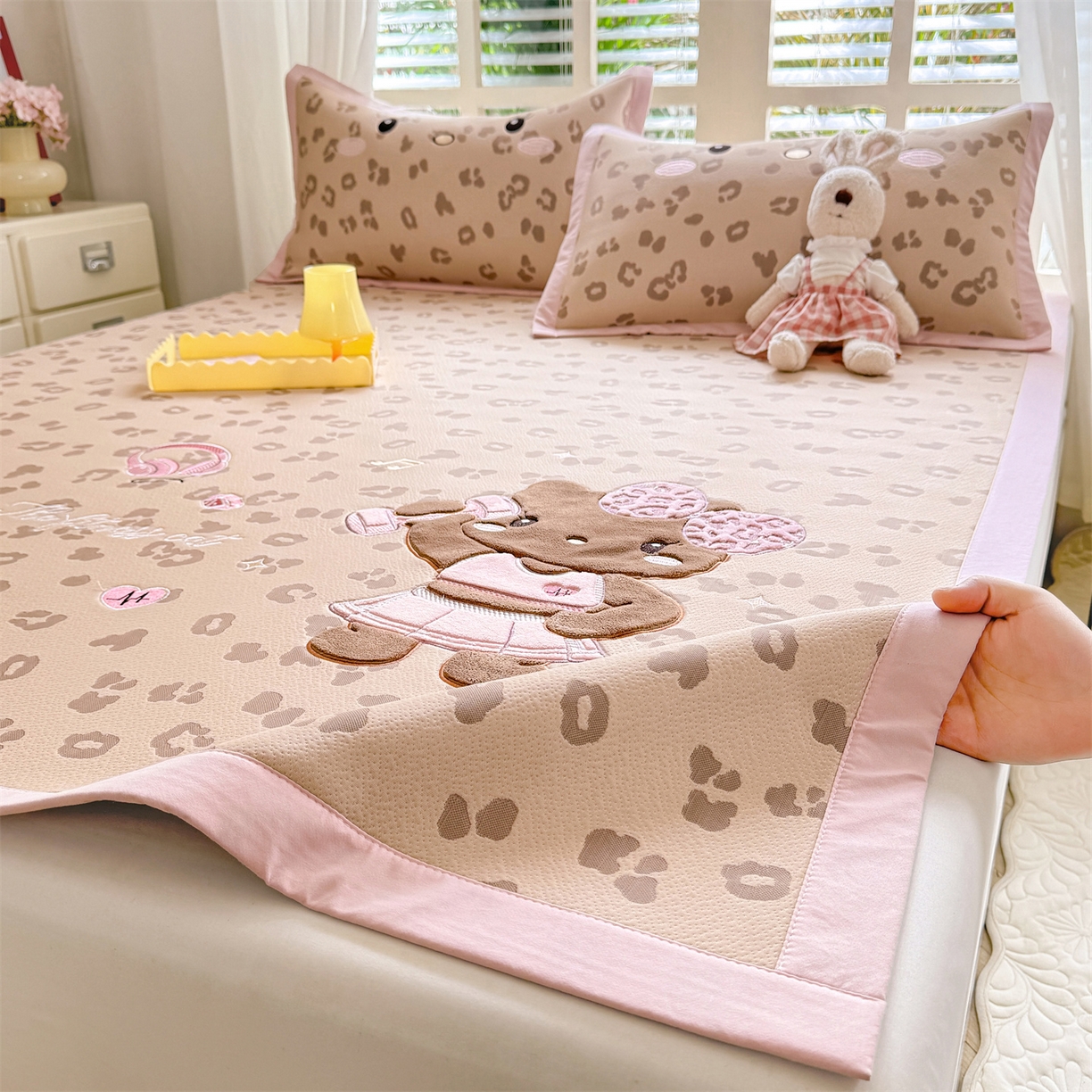 91家纺网 家纺一手货源 找家纺 优贝家纺 2026新款高克重PE聚乙中分子复合凉感软席贴布绣三件套凉席 健身猫-咖