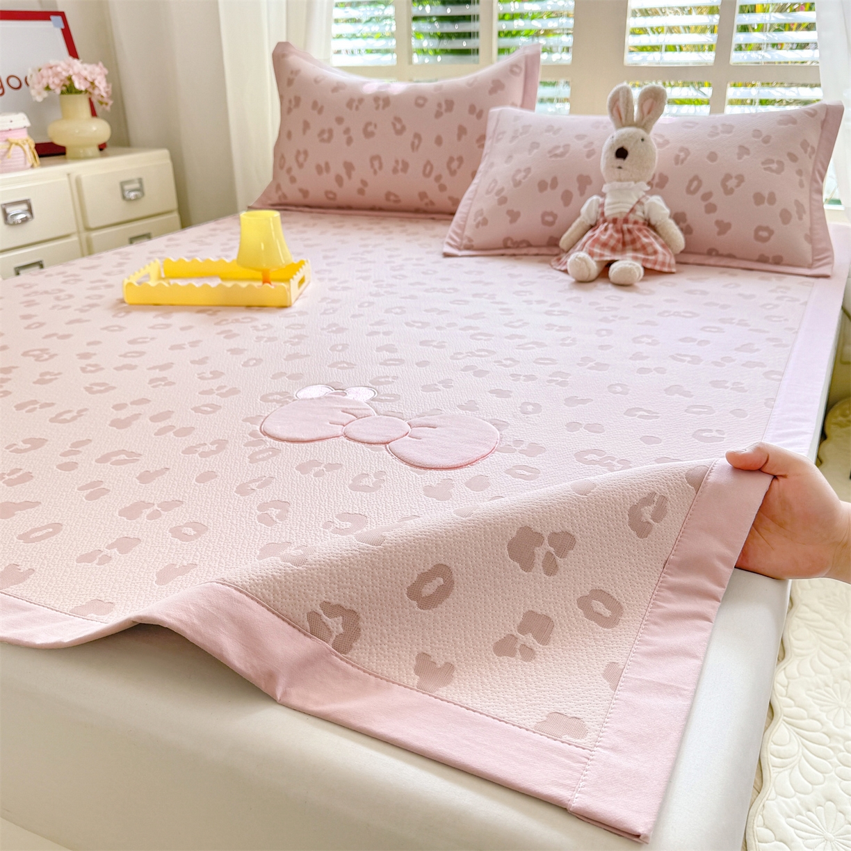 91家纺网 家纺一手货源 找家纺 优贝家纺 2026新款高克重PE聚乙中分子复合凉感软席贴布绣三件套凉席 豹纹蝴蝶