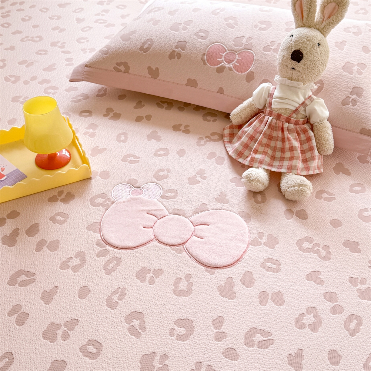 91家纺网 家纺一手货源 找家纺 优贝家纺 2026新款高克重PE聚乙中分子复合凉感软席贴布绣三件套凉席 豹纹蝴蝶