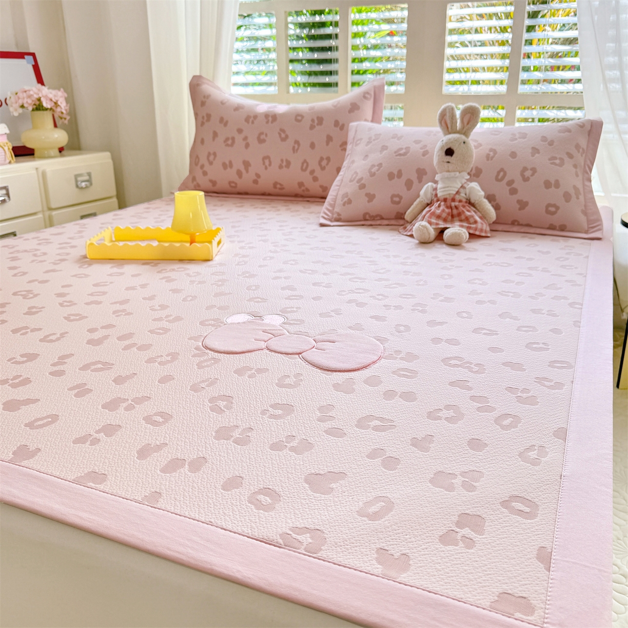 91家纺网 家纺一手货源 找家纺 优贝家纺 2026新款高克重PE聚乙中分子复合凉感软席贴布绣三件套凉席 豹纹蝴蝶