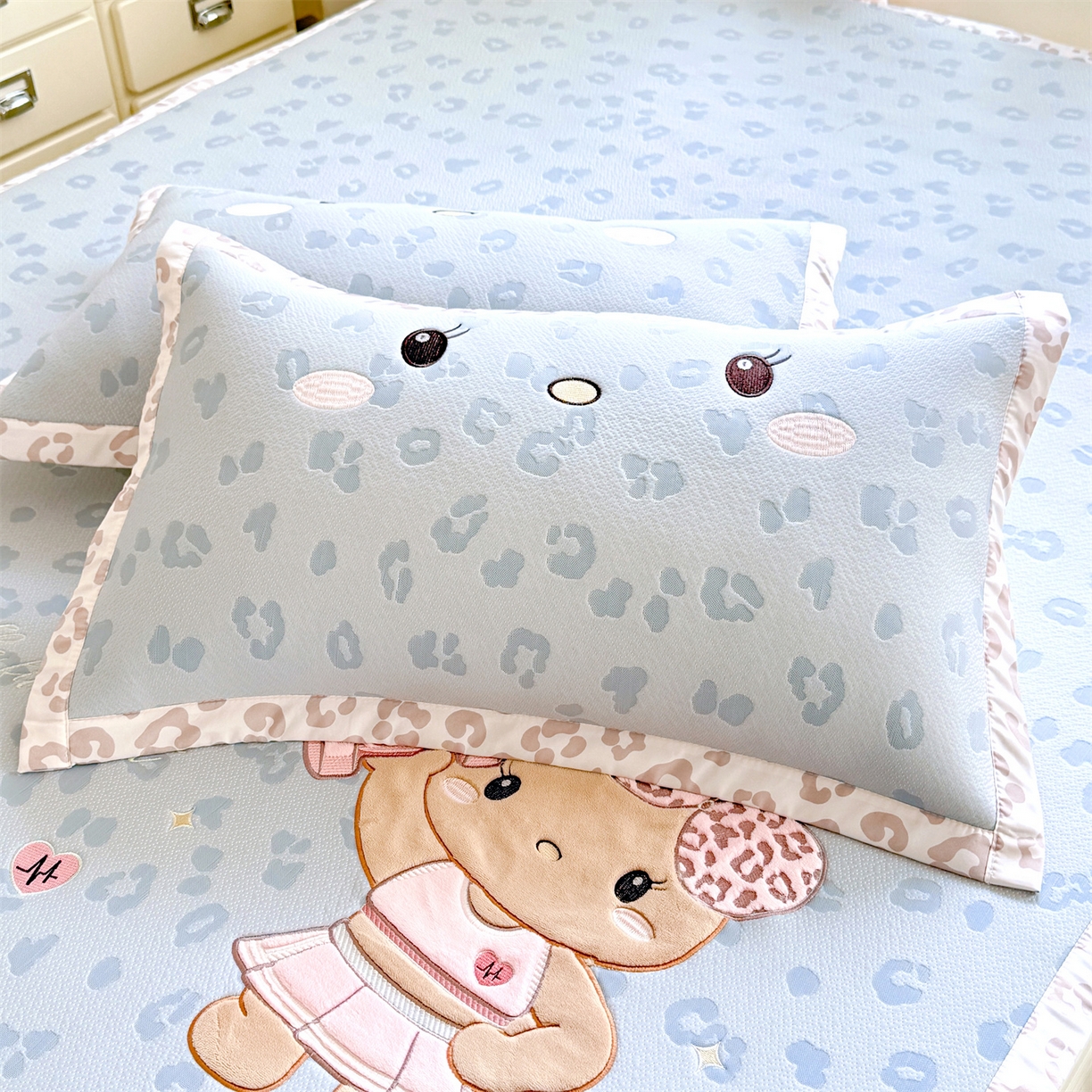 91家纺网 家纺一手货源 找家纺 优贝家纺 2026新款高克重PE聚乙中分子复合凉感软席贴布绣三件套凉席 健身猫-蓝