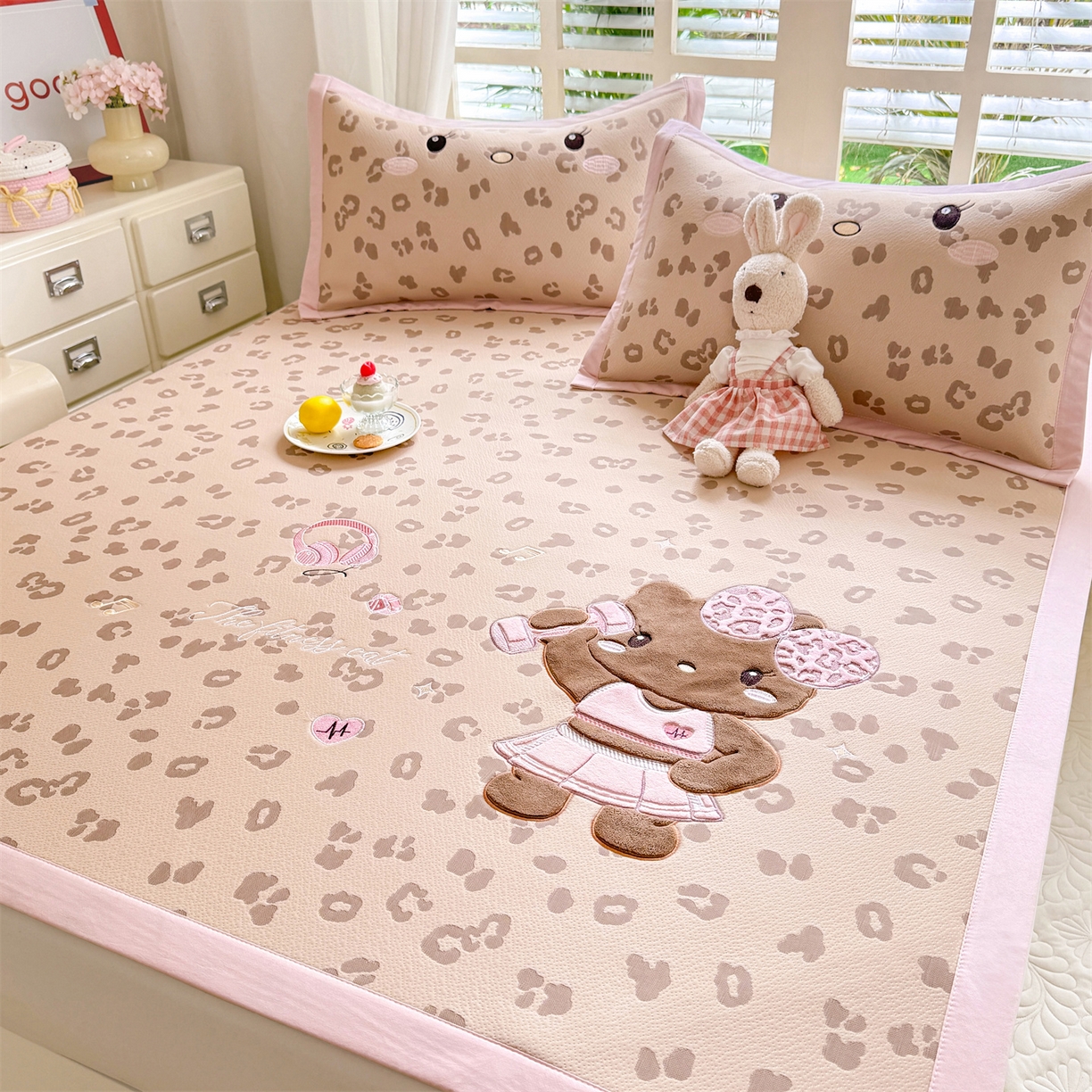 91家纺网 家纺一手货源 找家纺 优贝家纺 2026新款高克重PE聚乙中分子复合凉感软席贴布绣三件套凉席 健身猫-咖