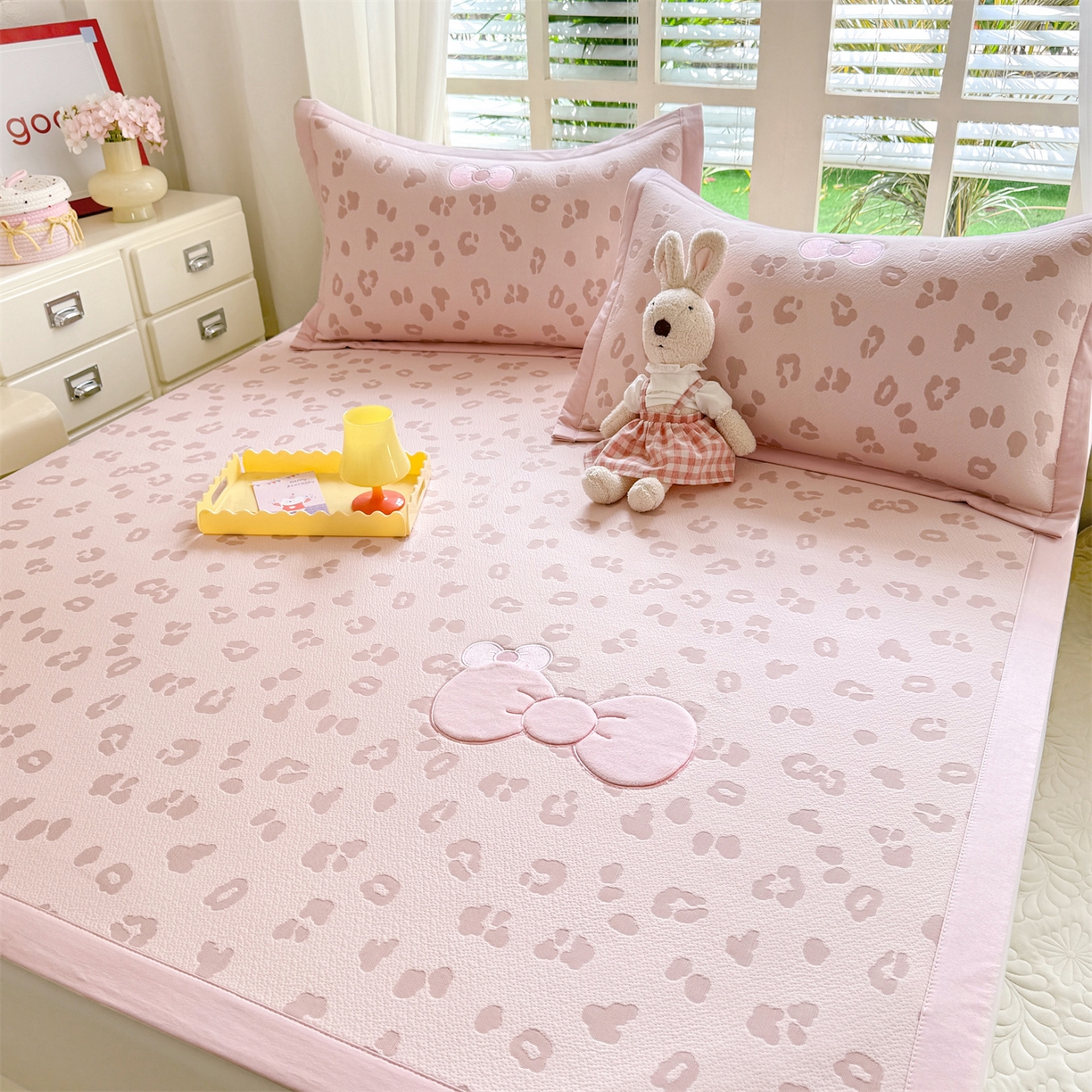 91家纺网 家纺一手货源 找家纺 优贝家纺 2026新款高克重PE聚乙中分子复合凉感软席贴布绣三件套凉席 豹纹蝴蝶