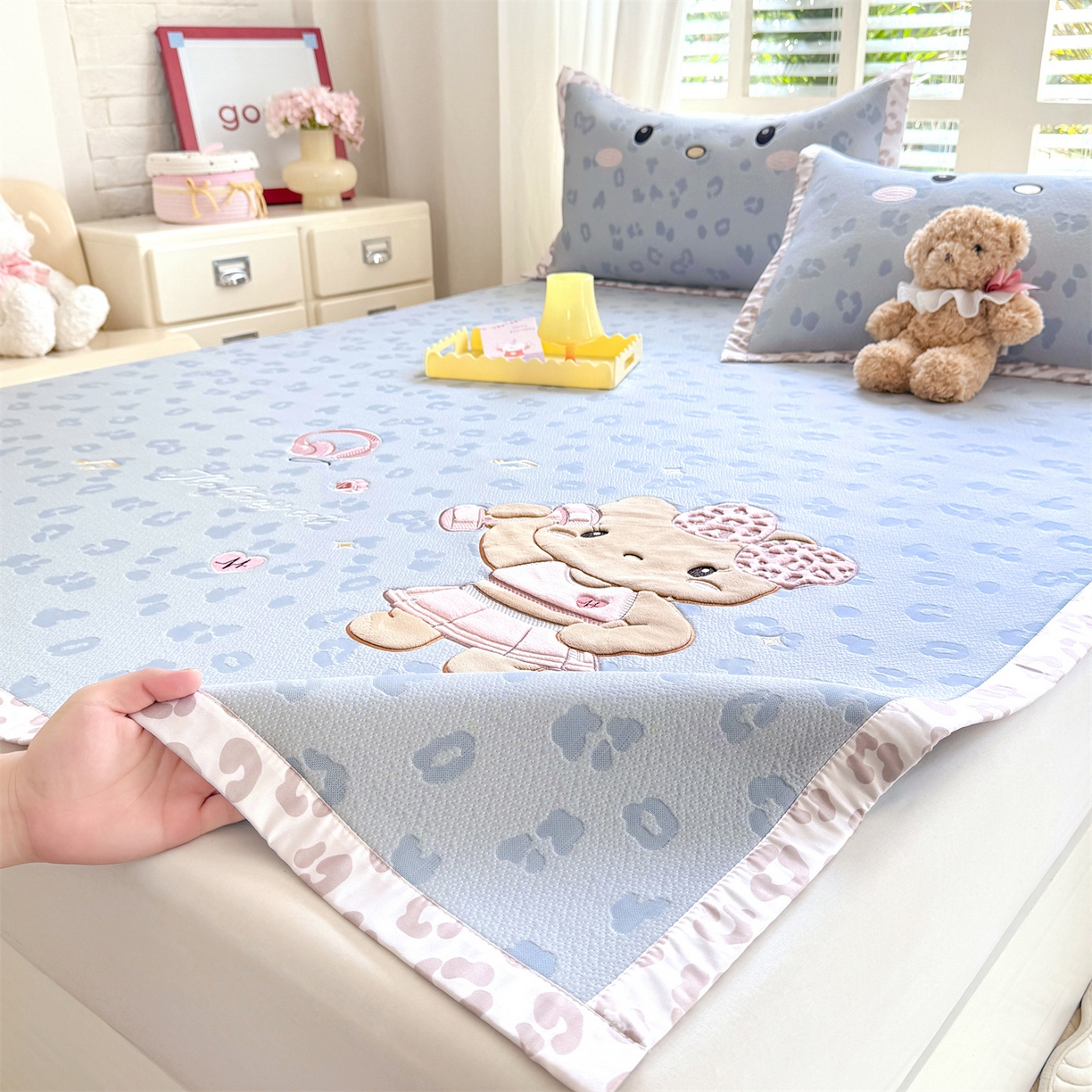 91家纺网 家纺一手货源 找家纺 优贝家纺 2026新款高克重PE聚乙中分子复合凉感软席贴布绣三件套凉席 健身猫-蓝