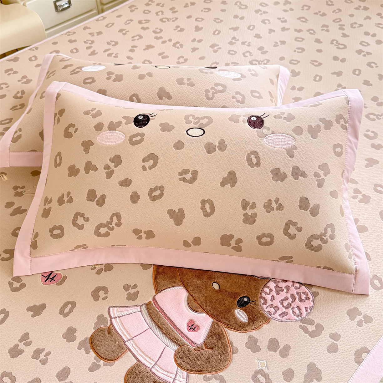 91家纺网 家纺一手货源 找家纺 优贝家纺 2026新款高克重PE聚乙中分子复合凉感软席贴布绣三件套凉席 健身猫-咖