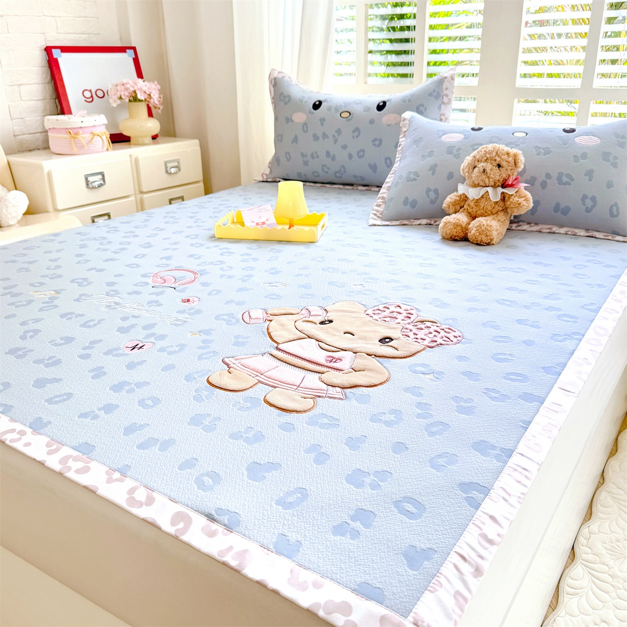 91家纺网 家纺一手货源 找家纺 优贝家纺 2026新款高克重PE聚乙中分子复合凉感软席贴布绣三件套凉席 健身猫-蓝