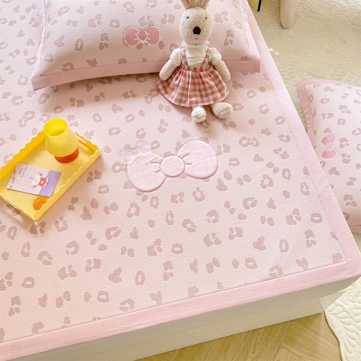 91家纺网 家纺一手货源 找家纺 优贝家纺 2026新款高克重PE聚乙中分子复合凉感软席贴布绣三件套凉席 豹纹蝴蝶